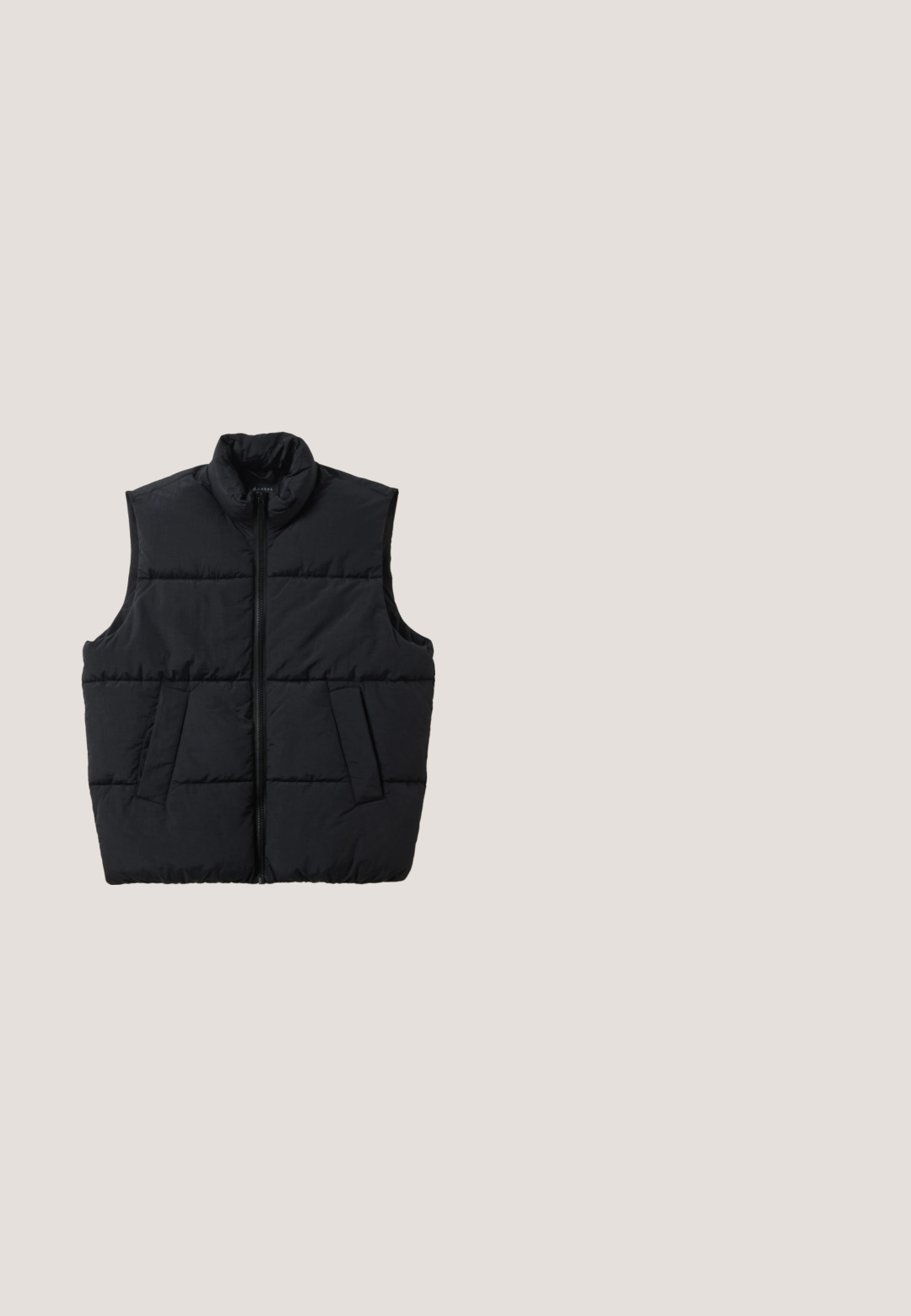 Chaleco acolchado negro sin mangas con cuello alto, cremallera frontal y dos bolsillos laterales inclinados, mostrado sobre un fondo blanco.; Sudadera negra con cremallera, hecha de una tela suave, con cuello alto, corte relajado y un sutil detalle del logotipo en el pecho.; Camisa de manga larga negra hecha de tela suave con cuello redondo, que presenta un dobladillo sin acabar y un sutil acento de logo en el lado inferior.; Pantalones deportivos gris claro con cintura y puños elásticos, que cuentan con bolsillos laterales y una pequeña etiqueta con logo azul en el muslo izquierdo.; Zapatilla deportiva de cuero negro con detalles de gamuza gris, detalle blanco en el talón y suela de goma. Presenta cordones blancos y paneles laterales texturizados.; Bolso mensajero de tela gris con un bolsillo frontal con cremallera, forma rectangular, diseño acolchado y panel inferior negro, que ofrece un aspecto elegante y minimalista.