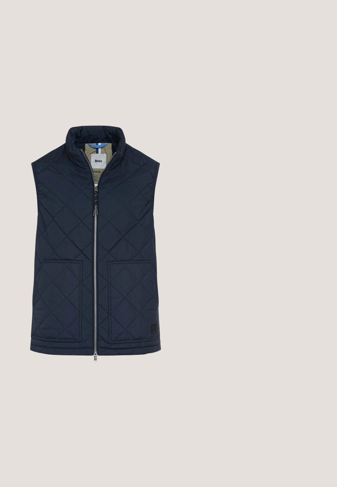 Navyblå quiltet vest uden ærmer med lynlås foran, to store forlommer og en ståkrave.; Mørkeblå pullover sweater med høj krave og en kvart lynlås. Fremstillet af et glat strikket stof, med lange ærmer og ribbede manchetter.; Mørkeblå kortærmet polo med hvide vandrette striber og v-udskåret krave.; Mørkeblå chinos lavet af bomuldsblandingsstof, med knaplukning, lige ben og en glat tekstur uden mønstre eller accenter.; Navyblå og grå sneaker med hvid sål, brun hælflap, snørelukning og "bugatti"-logo på siden.; Rektangulær rejsetaske i marineblå med to korte håndtag og en justerbar skulderrem, sat mod en hvid baggrund.