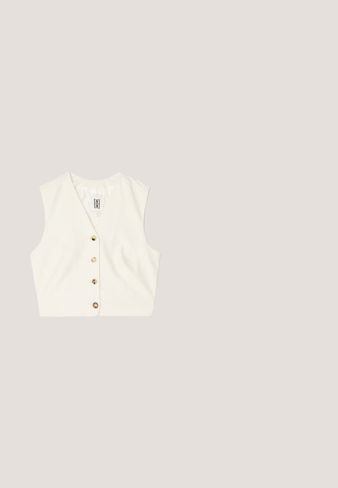 Gilet sans manches couleur crème avec un tissu texturé, décolleté en V et cinq boutons à l'avant de couleurs contrastées. Étiquette cousue à l'intérieur.; Top sans manches blanc en tissu texturé, présentant des motifs à rayures horizontales. Bretelles réglables et encolure ronde avec des coutures détaillées.; Pantalons cargo crème en tissu texturé, dotés de deux poches latérales, d'une coupe droite et d'une taille ajustée avec fermeture à l'avant.; Sandale plate tissée jaune avec deux brides entrecroisées, un détail noué à l'avant et une semelle basse marron.; Deux sacs tissés beiges avec des garnitures en cuir blanc, l'un avec des poignées et une bandoulière, le plus petit avec une fermeture éclair et une étiquette de marque.; Collier chaîne en or avec des breloques en forme de fleurs blanches, des perles vertes et de petites décorations en boutons verts et blancs sur un fond clair.