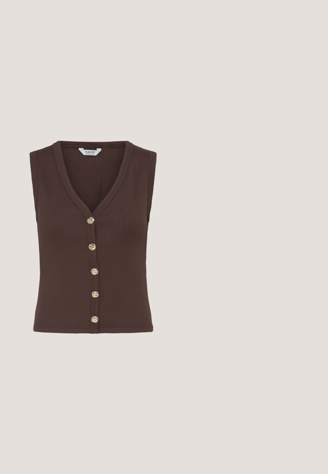 Gilet sans manches marron en tricot côtelé avec col en V et six boutons dorés texturés sur le devant.; Veste couleur rouille en tissu texturé avec un col, des boutons sur le devant et des straps ajustables aux manches. Design ajusté avec des coutures.; Pantalon ample avec motif floral marron et rouille sur fond blanc, avec une taille élastique et des poches latérales.; Sandale à talon haut marron avec plateforme en bois, brides croisées en tissu, clous dorés et boucle de cheville réglable.; Sac à bandoulière en cuir tressé marron avec une large sangle unique et une forme triangulaire souple.; Breil Bracelet - multi coloured