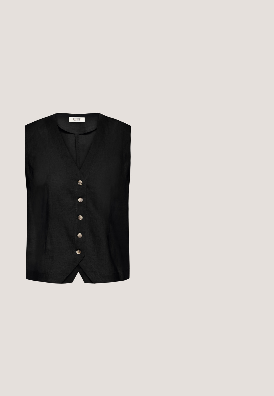 Gilet noir sans manches en tissu texturé, doté d'un décolleté en V profond et de six boutons métalliques sur le devant.; Débardeur rayé noir et blanc sans manches, texture côtelée, encolure arrondie, avec un petit logo en accent au bas de l'ourlet.; Shorts noirs sur mesure longueur genou avec passants de ceinture, poches avant et taille plate sur un fond clair uni.; Tongs en cuir noir avec une boucle décorative dorée, reposant sur un pavement texturé près d’un mur carrelé en extérieur.; Lunettes de soleil noires de forme ovale avec des montures épaisses et des verres foncés, comportant de petits éléments décoratifs sur les branches et un logo de marque.; Sac cabas noir tissé avec deux poignées, accompagné d'une pochette plus petite. Les deux présentent une texture à motifs et une forme rectangulaire.