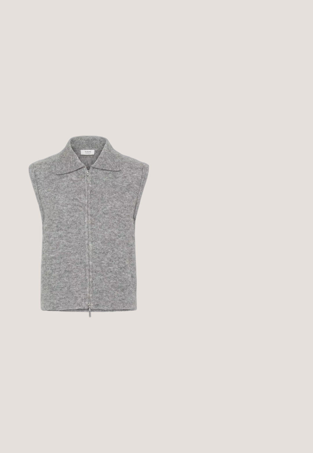 Grijze gebreide mouwloze trui met hoge kraag en geribde zoom, gezien van achteren.; Zwarte lange mouwen top van gladde stof, met een mock neck ontwerp en een gegolfde zoom. Geen zichtbare patronen of hardwareaccenten.; Grijze gestructureerde brede broek met een subtiel patroon, voorzien van een middelhoge tailleband en zijzakken.; Zwarte plateau pantoffel met twee witte fleecebandjes en witte fleece voering, zijaanzicht op een witte achtergrond.; Zwarte zonnebril in kattenoogmodel met dikke monturen en donker getinte glazen, afgebeeld tegen een witte achtergrond.; Zwarte leren handtas met een ronde vorm, voorzien van twee verlengde handvatten en decoratieve accenten in de vorm van bladeren aan de zijkanten.
