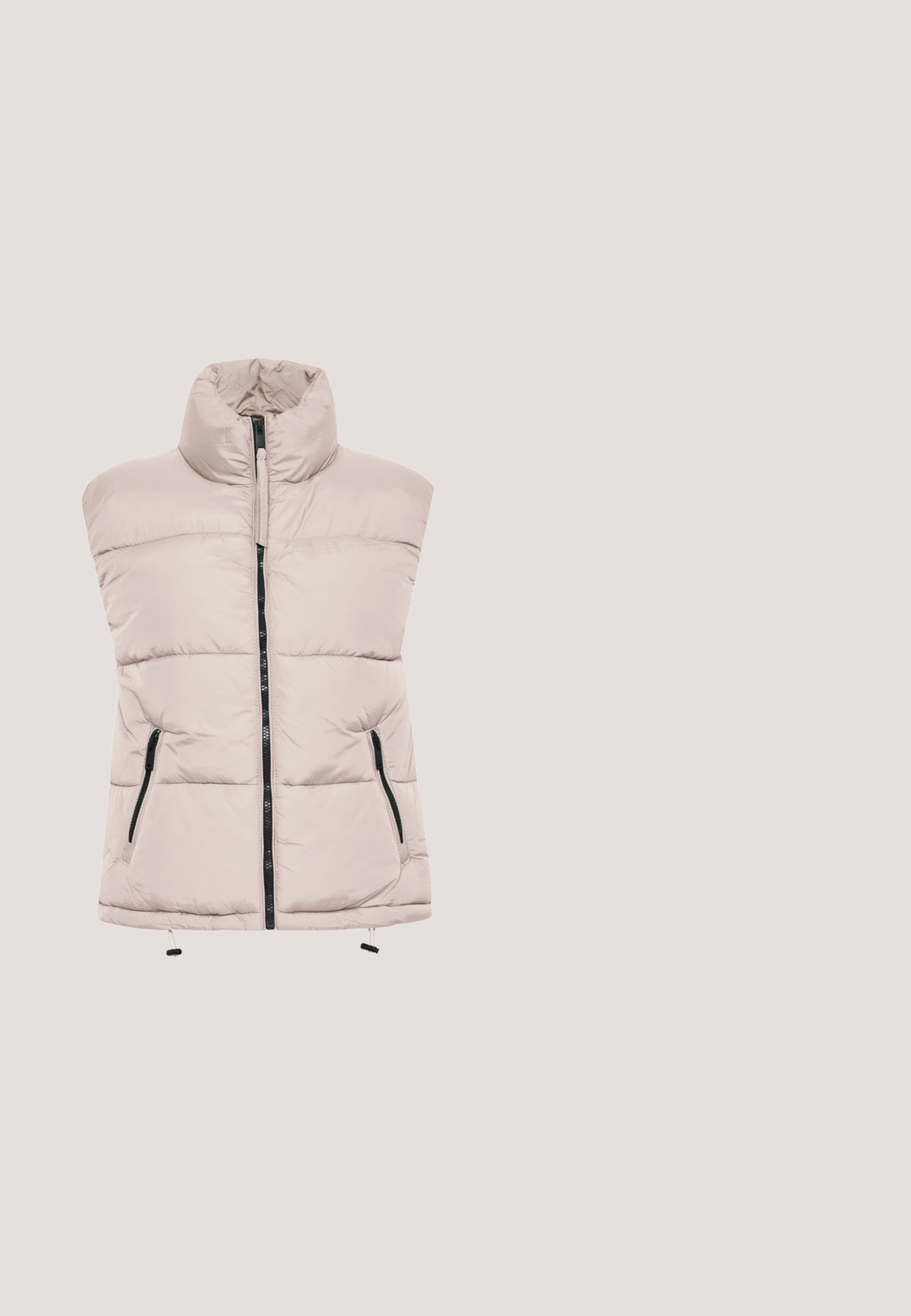 Gevoerde mouwloze vest in lichtbeige met een hoge kraag, zwart ritssluiting aan de voorkant en zijzakken. Heeft een elastisch koord aan de onderkant voor aanpassing.; Lichtroze sweatshirt gemaakt van zachte stof, met een ronde hals, verlaagde schouders en een bloemdesignaccent op de linkerborst.; Perzikkleurig oversized T-shirt met korte mouwen en een ronde hals, effen ontwerp en verzakte schoudernaden op een witte achtergrond.; Lichtroze yogabroek met een hoge taille, een smalle pasvorm over de dijen en licht uitlopende pijpen, afgebeeld op een witte achtergrond.; Lichtroze sportieve sneaker met witte getextureerde zool, bovenwerk van mesh, veters aan de voorkant en een metallic gouden detail nabij de hiel.; Roze gewatteerde totebag met twee handvatten, voorzien van een rechthoekig etiket aan de zijkant met de tekst "STUDIO BERLIN." Zachte textuur en royale grootte.