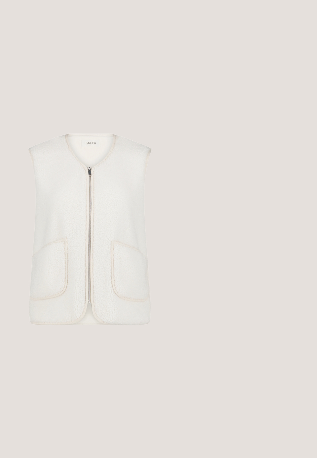 Mouwloos off-white fleecevest met ritssluiting aan de voorkant, twee grote voorzakken en een ronde hals, getoond op een effen achtergrond.; Langsleeve, ronde hals top van zacht beige stof met een subtiel textuurpatroon, met een relaxte pasvorm en zonder zichtbare hardware.; Beige nauwsluitende damesbroek met voorste naaddetails, riemlussen en een knoopsluiting in de taille.; ESTRO Z NATURALNEGO ESTRO - Mocassins - beige; Oversized vierkante zonnebril met schildpadpatroon, gradiënt donkere glazen en "Longchamp"-logo op de pootjes.; Grijze leren totebag met dubbele bovenhandvatten, gegraveerd bloemmotief en goudkleurig logodetail. Heeft een gestructureerd, open ontwerp.