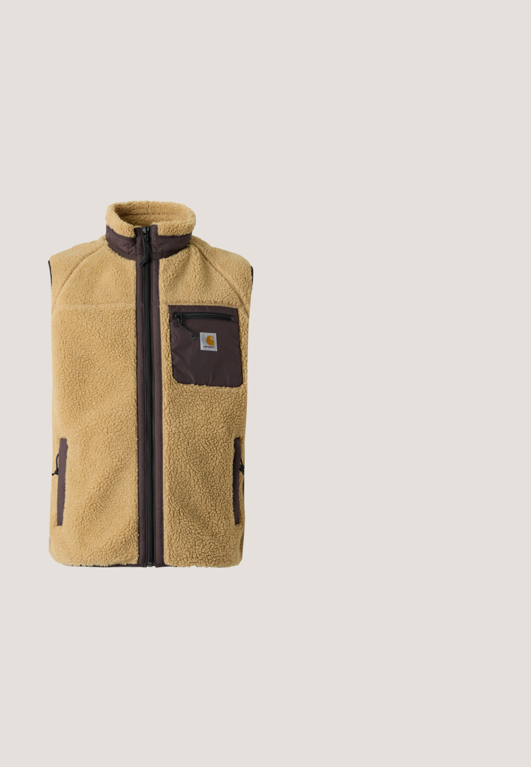 Μπεζ Sherpa fleece γιλέκο με σκουρόχρωμο καφέ φερμουάρ μπροστά και τσέπη στο στήθος με λογότυπο.; Μαύρη κουκούλα με τσέπη καγκουρό, κορδόνια και χρυσό γραφικό λογότυπο στη αριστερή πλευρά του στήθους. Κατασκευασμένη από μαλακό, υφασμάτινο υλικό.; Μακρυμάνικο πουκάμισο λεβάντας με ένα μικρό γραφικό και κείμενο στο αριστερό στήθος που παρουσιάζει ένα περίτεχνο κυκλικό σχέδιο.; Σκούρο καφέ παντελόνια βελουτέ με ίσιες παντελόνι, κλείσιμο με κουμπί και φερμουάρ, θηλιές για ζώνη και μπροστινές τσέπες σε μονόχρωμο φόντο.; Vans CLASSIC SLIP ON UNISEX - Αθλητικά παπούτσια - potting soil/marshmallow; Μαύρη υφασμάτινη τσάντα πλάτης με δύο φερμουάρ, ρυθμιζόμενος ιμάντας και διακριτική λεπτομέρεια λογότυπου σε μπλε μπροστά.
