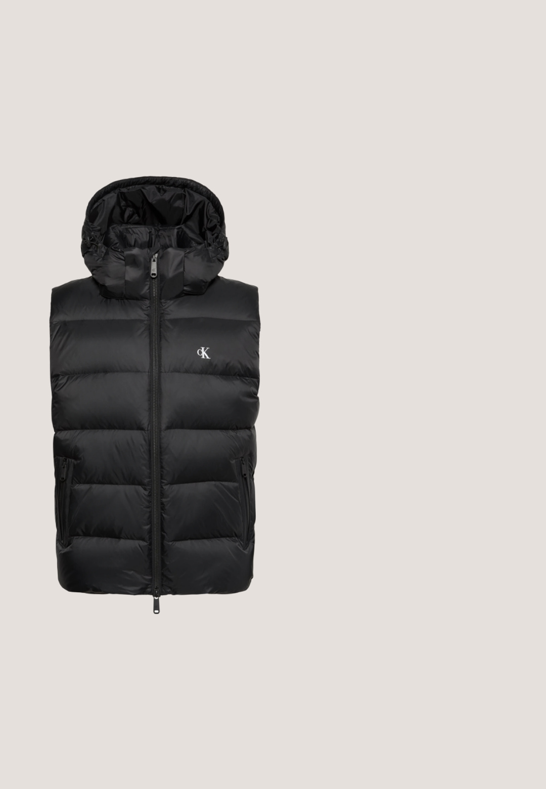 Chaleco acolchado negro con capucha, cremallera frontal, bolsillos laterales con cremallera y pequeño logo blanco de CK en el pecho izquierdo.; Sudadera azul marino de mezcla de algodón, con un bolsillo frontal, puños acanalados y un pequeño logo dorado en el pecho. Textura suave.; Camiseta de algodón marrón con mangas cortas, cuello redondo y texto impreso en blanco y azul claro. El texto incluye detalles de la marca y la dirección.; Jeans de mezclilla azul claro con un diseño de pierna recta, estilo de cinco bolsillos y detalles de costura resistente. Presenta un cierre de cremallera y botón de metal.; Zapatillas de ante burdeos con suela de goma, que cuentan con cordones redondos y un sutil logo grabado en el lateral para la marca.; Bolso tote negro de Calvin Klein con dos asas largas y bolsillo delantero, con el logo de la marca en blanco y gris.