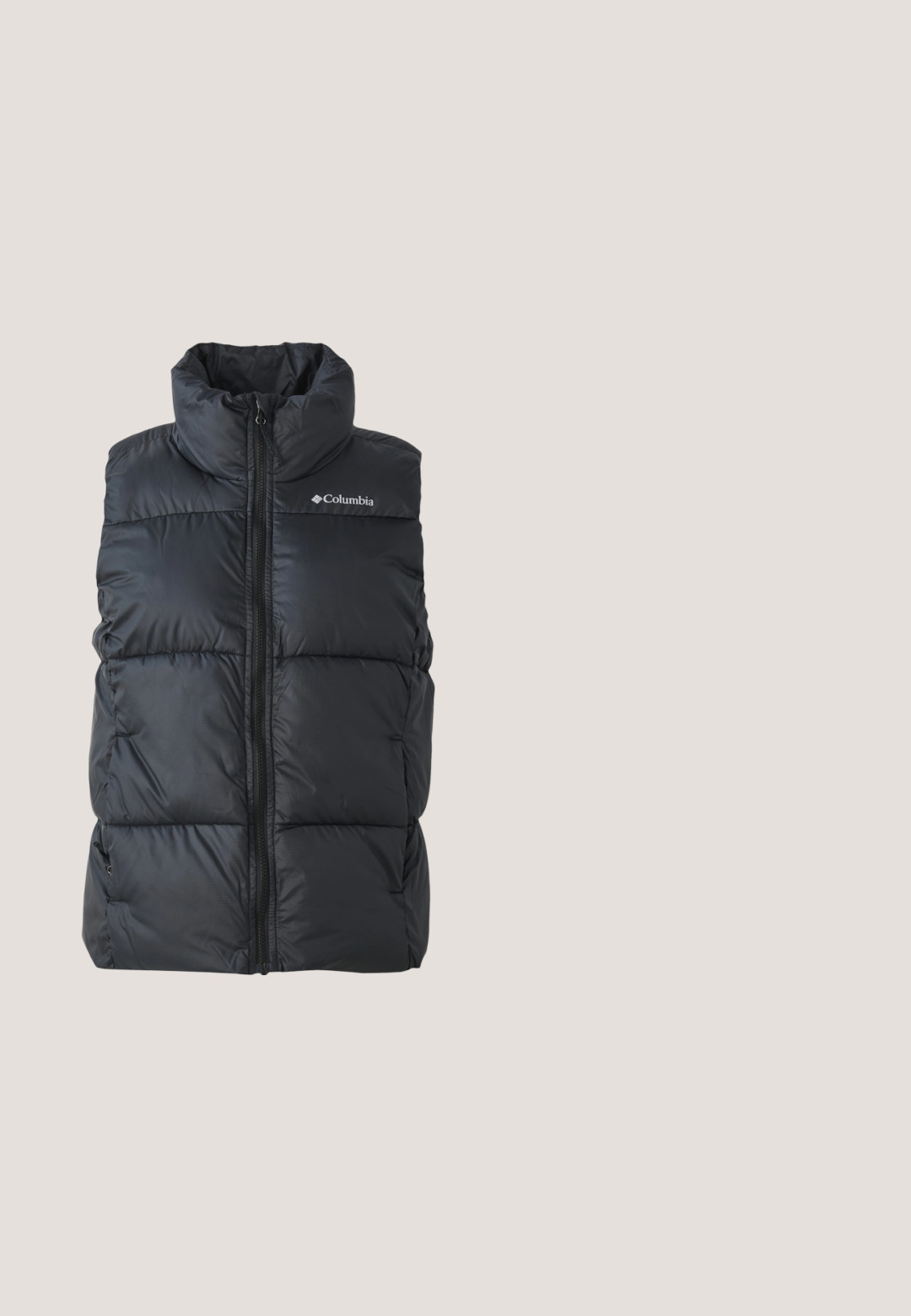 Sort puffer vest med høj krave, frontlynlås og sidelommer. Tekstureret, quiltet design med Columbia-logo på skulderen.; Sort fuld lynlås træningsjakke med høj krave, ribstrikkede manchetter og kant, sidelommer og subtilt logo på venstre bryst.; Grå langærmet top med høj krave, der har tekstureret stof og sorte accentstriber på skuldrene, med et Adidas-logo på brystet.; Sorte trackpants med vide ben, elastisk talje og tre hvide striber på hver side af benene.; Sorte vandresko med en robust, struktureret sål, mesh-overdel og røde detaljer, designet til holdbarhed og udendørsaktiviteter.; Sort G-Star-messenger-taske med justerbar skulderrem og skrå frontlomme.