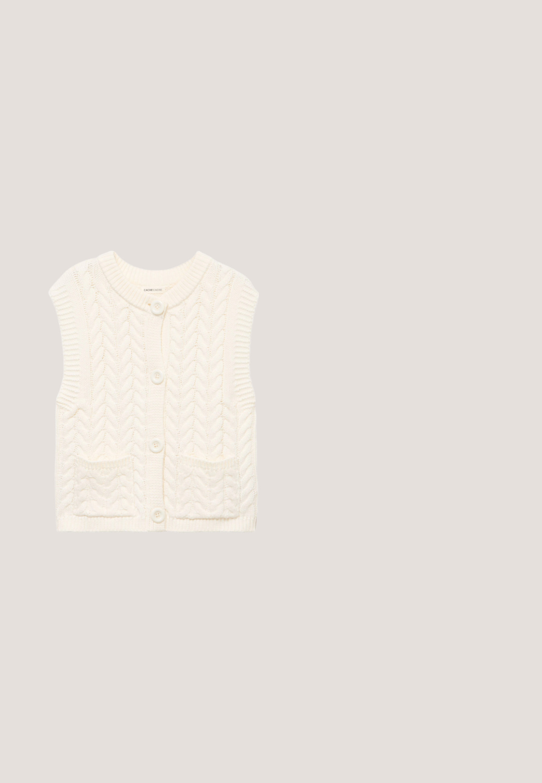 Gilet sans manches en maille torsadée crème avec encolure ronde, boutons sur le devant et deux petites poches avant.; T-shirt à manches longues, uni couleur blanc cassé, avec un col ras du cou et un ourlet légèrement incurvé, présenté sur un fond blanc.; Pantalon de jogging gris clair à jambes larges avec une texture douce, taille élastique et détail de lien à l'avant. Pas de poches visibles. Design décontracté.; Bottines en daim beige avec une semelle plateforme épaisse et texturée, ainsi qu'un détail cousu. Comprend une languette à l'arrière et un accent logo sur le côté.; Lunettes de soleil carrées surdimensionnées avec des verres teintés marron, monture en plastique écaille de tortue foncée et bras métalliques fins avec embouts de branches courbés.; Sac fourre-tout tissé rose avec deux longues poignées, présentant une surface texturée et une forme arrondie. Aucun matériel ou accent visible.
