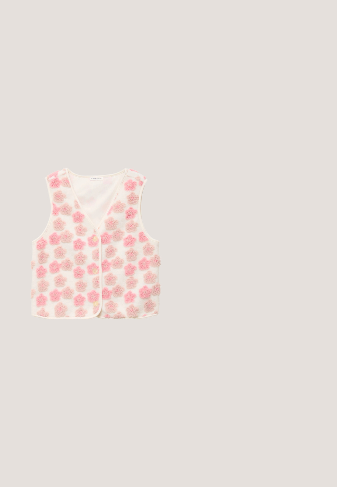 Hvid ærmeløs vest med bløde lyserøde og beige teksturerede blomsterprint og tre knapper foran.; Lyserød button-up skjorte med krave, lange ærmer, enkelt brystlomme og en let afrundet kant. Stoffet ser blødt ud.; Lyserøde viddebukser med lodrette striber og bindebånd i siderne, der har elastisk talje for en behagelig pasform.; Lyserøde stof slidesandaler med flettet detaljering og franske kanter, flad sål i lys brun farve, enkelt slip-on design.; Bourgogne acetatsolbriller med rektangulære, mørke linser; har en gylden detalje på stellet og tykke stænger.; Lyserød tote-taske med tekstureret frynser og sorte håndtag, ledsaget af en mindre, enkel sort lynlåspung foran.