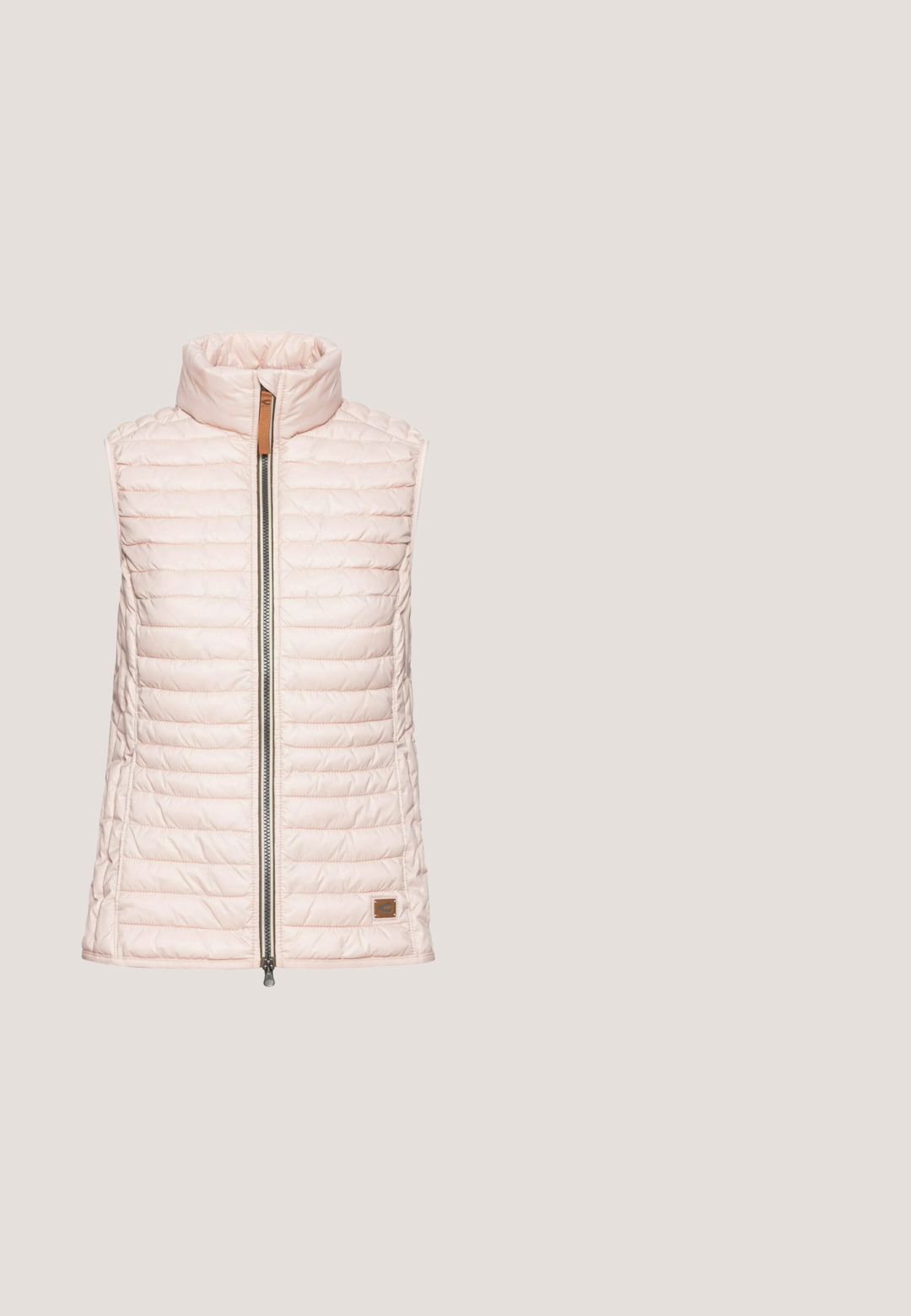 Polstret ærmeløs vest i lys pink, med højt krave og frontlynlås, samt et lille logo-patch på den nederste side.; Cremefarvet strikket sweater med høj hals, lange ærmer og en afslappet, boxy pasform. Stoffet ser tekstureret og blødt ud.; Blå denimjeans med frontlommer, bæltestropper og knaplukning, vist på en hvid baggrund.; Lyserød lavtop-sneaker med hvid sål, snørelukning foran, roseguld lynlås i siden og metallisk lyserød hæltab.; Taupe læder håndtaske med dobbelte håndtag og aftagelig hvid skulderrem med tryk "Victoria Hyde London" i sort.; Rosenfarvede øreringe med et buet, spiraldesign. Glat, poleret metalfinish med en sikker stud-bagside. Let og minimalistisk stil.