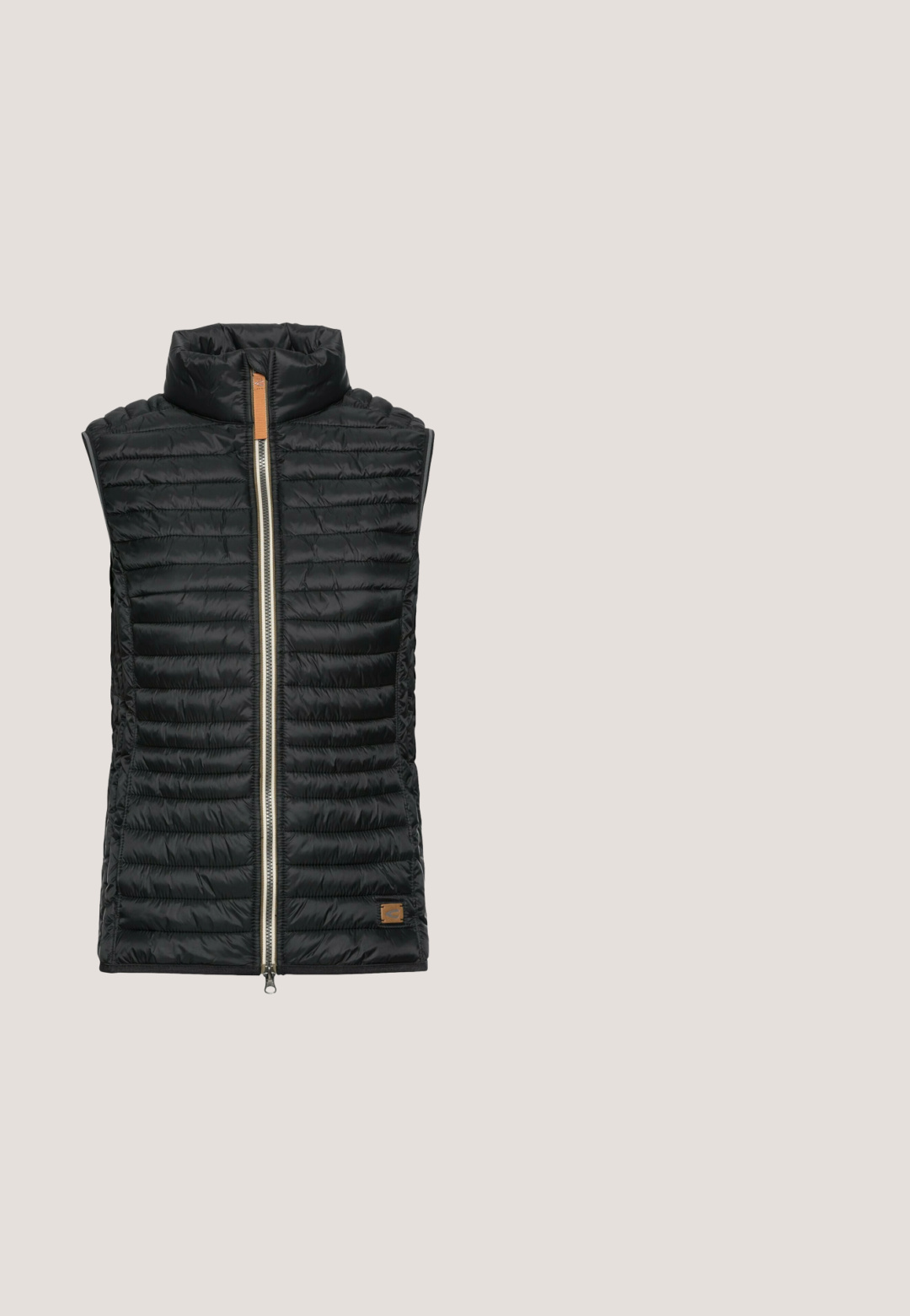 Gilet matelassé noir avec col haut, coutures horizontales, fermeture éclair frontale en argent et petit accent en cuir brun sur le bas à gauche.; Pull en tricot vert kaki avec un col en V, des manches longues et une texture côtelée. Présente une petite étiquette jaune au niveau du col.; Chemise à manches longues avec des rayures larges alternées olive et crème, encolure ronde et tissu en coton doux. Marquage minimal à l'ourlet.; Pantalon droit vert olive avec bouton à l'avant, fermeture éclair, passants pour ceinture, et poches à l'avant et à l'arrière.; Baskets en suede vert avec un col en fourrure, semelle extérieure blanche striée et détail rayé noir et vert au niveau du talon.; camel active MIT REISSVERSCHLUSS ÖFFNUNG AM HAUPTFACH - Sac bandoulière - dark grey
