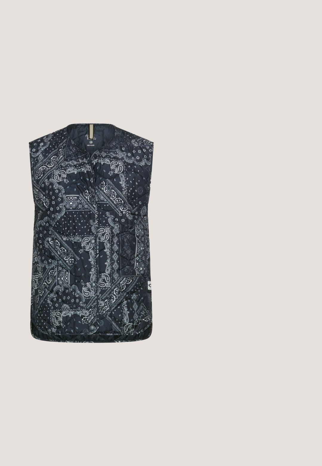 Polstret ærmeløs vest i marineblå med hvidt paisleymønster. Har quiltet tekstur, frontlukning med trykknapper og rund halsudskæring.; Marineblå kortærmet T-shirt med rund halsudskæring, lavet af blødt, glat stof, der har en normal pasform og minimale syninger.; Grå bomuldsshorts med opkrøllede kanter, prydet med et hvidt flettet bælte og brune læderdetaljer. Syningerne er synlige på stoffet.; Sort atletiksneaker med hvid sål, mesh-overdel, snørelukning foran og sidelomme med lynlås og mærke trækfane.; Solbriller med katteøje i skildpaddemønster, mørktonede linser og Ray-Ban-logoer på glasset og stangen.; camel active MIT VERSTELLBAREM SCH - Skuldertasker - dark grey