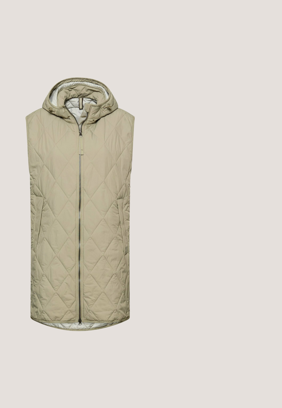 Veste matelassée en vert olive clair avec capuche, présentant un motif matelassé en losanges, une fermeture éclair intégrale et des poches latérales.; Pull léger beige à manches longues en tissu doux, avec un col rond et une texture côtelée. Design simple, sans embellissements.; T-shirt en coton vert olive avec un col rond, des manches courtes et un ourlet droit. Présente une petite étiquette logo en bas à gauche.; Pantalons de jogging vert olive en tissu doux, avec une taille élastique dotée d'un cordon de serrage et des poignets élastiques aux chevilles.; Baskets légères beiges en tissu mesh, avec lacets sur le devant, fermeture éclair latérale et semelle en caoutchouc marron.; Sac bandoulière vert olive avec sangle ajustable, fermeture éclair et coutures décoratives à l'avant, sur fond blanc.