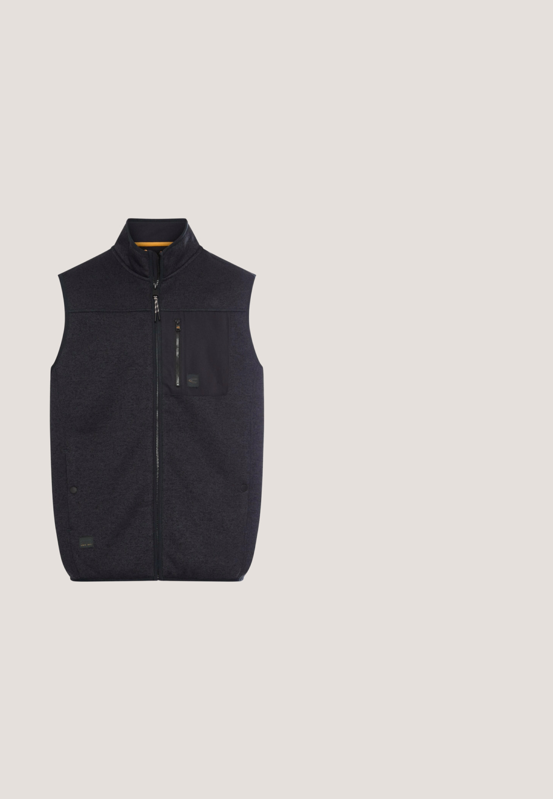 Herre mørkegrå ærmeløs vest med lynlås, høj krave og brystlomme med lynlås.; Herreblå pullover med lange ærmer, kvart lynlås, høj krave, ribstrikkede manchetter og kant samt en lille lomme på venstre ærme.; Mørkeblå kortærmet t-shirt lavet af blødt stof. Har en rund halsudskæring og en glat tekstur, med minimal pynt.; Mørkegrå joggingbukser lavet af blødt stof, med en elastisk talje med snøring og lige ben-design. Ingen mønstre eller accenter.; Sorte syntetiske sneakers med grå accenter, snørelukning, polstret krave, tekstureret sidelæg og hvid gummisål.; Sort tekstureret læder crossbody taske med en lynlåslomme og justerbar stropp; har en forlomme og et mærketikette foran.