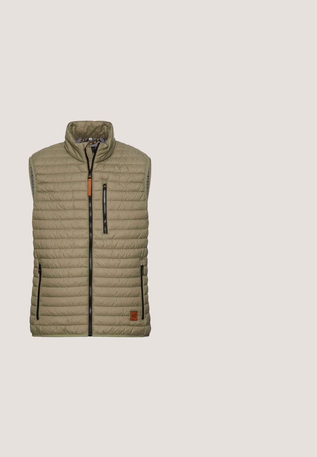Olivenfarvet, polstret vest med høj krave, lynlås foran, to lynlåslommer i siden og et tekstureret, quiltet design. Har en brun læderlap.; Lys beige striktrøje med lange ærmer, rund halsudskæring, tekstureret stof og et lille sort logo-patch på venstre ærme.; Beige, grøn og orange ternet langærmet skjorte med knapper, to brystlommer med klap og krave.; Beige straight-leg afslappede bukser med frontknap og lynlås, bæltestropper og sidelommer, vist mod en hvid baggrund.; Sneakers med en grå mesh-overdel, brune suede-detaljer og en cremefarvet gummisål. Har flade snørebånd og en polstret krave for komfort.; Brun lærred skuldertaske med flaplukning, der har to læderremme, metalbeslag og en sidelomme med lynlås.