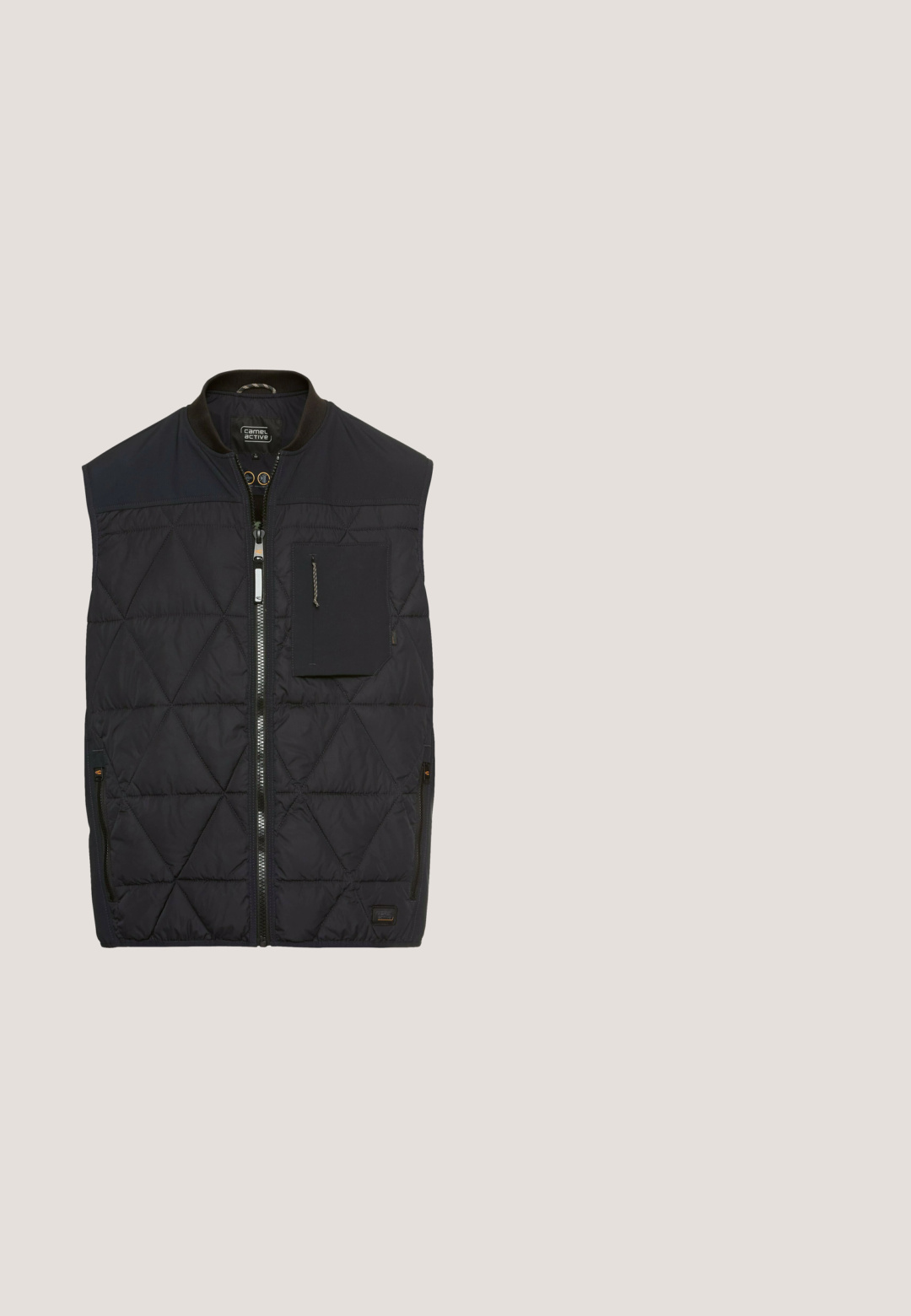 Schwarze gepolsterte Weste mit Rautenmuster, Reißverschluss vorne, seitlichen Taschen und einer kleinen Brusttasche. Verfügt über einen hohen Kragen und Kontrastgewebeakzente.; Dunkelgrauer Sweatshirt aus weichem Material, mit klassischem Rundhalsausschnitt, gerippten Bündchen und geradem Saum mit einem Logotag an der Seite.; Schwarzes T-Shirt mit kurzen Ärmeln und einem großen verblassten blauen stilisierten Buchstaben C auf der Brust sowie einem gelben Streifen im Kragen.; Schlanke Jeans in dunkelblauem Denim, mit fünf Taschen, Gürtelschlaufen und einem Reißverschluss. Glatte Textur mit minimaler Ausbleichung und Nähdetails.; Schwarzer Sportschuh mit Obermaterial aus Wildleder und Netzgewebe, grauer Gummisohle, runder Zehenpartie, Schnürdesign und kontrastierenden Ziernähte.; camel active MIT REISSVERSCHLUSS AM HAUPTFACH - Umhängetasche - black