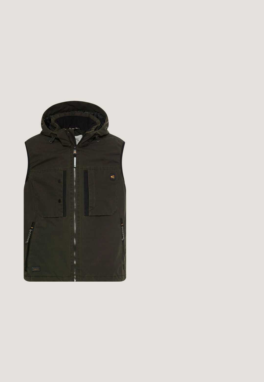 Donkergroen mouwloos vest met een capuchon, voorzijde met rits, twee grote voorzakken en een zijzak. Beschikt over contrasterende zwarte accenten.; Gebreide trui met een hoge ribbelkraag en een halve rits. Kenmerkt zich door een geometrisch patroon in crèmekleurige, grijze en bruine tinten. Zachte textuur.; Olijfgroene, kortarmige T-shirt gemaakt van zachte katoen. Heeft een ronde hals en een klein logo op de borst. Casual pasvorm.; Grijze katoenen chinos met een rechte pasvorm, voorzien van een knoopsluiting, standaard zakken en een minimalistisch ontwerp. Soepele textuur en geen patronen.; Lichtbruine sport schoenen met een bovenwerk van mesh, suède accenten en grijze veters. Beschikt over een gevoerde kraag, witte zool met een textuurprofiel.; camel active TERRA 28 CM - Schoudertas - khaki