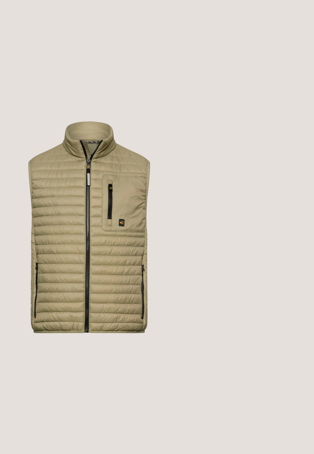 Beige gewatteerd mouwloos vest met hoge kraag, ritssluiting aan de voorkant, twee zijzakken met rits en één verticale borstzak met rits.; Olijfgroene sweatshirt van zacht materiaal, met een ronde hals, lange mouwen en geribde manchetten. Subtiele "blend" logo in bijpassende kleur.; Olijfgroen katoenen t-shirt met korte mouwen, ronde hals en witte tekst "Premium" binnen een vierkant op de linker borst.; Grijze denim jeans met een vervaagde afwerking, vijf zakken en een ritssluiting. Vlakke tailleband met riemlussen. Rechte pijp.; Grijze en zwarte sneaker met witte veters, bovenwerk van mesh en suède, en dikke witte zool, getoond vanaf de buitenkant op een witte achtergrond.; Rechthoekige zonnebril met groene tint, dun zilverkleurig metalen montuur en zwarte uiteinden van de pootjes, afgebeeld tegen een effen witte achtergrond.