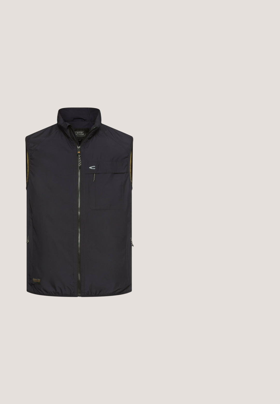 Veste sans manches noire pour homme, à fermeture éclair, avec col montant, poche poitrine avec rabat et poches latérales zippées.; T-shirt technique noir à manches longues avec col rond, logo discret sur la poitrine et bordure orange à l'intérieur du col, présenté sur fond blanc.; Shorts en coton noir avec une texture lisse, fermeture à bouton et ourlets retournés. Comprend des passants de ceinture et des poches avant pour plus de praticité.; Chaussures de sport noires avec une tige en maille et des accents en cuir brun contrastés. Dotées d'une semelle rembourrée et d'une finition texturée.; Lunettes de soleil rectangulaires teintées vert avec une fine monture en métal doré et des branches noires, présentées légèrement inclinées sur fond blanc.; Ceinture en tissu noir tressé avec boucle en métal noir et embout en cuir, enroulée soigneusement sur un fond blanc.