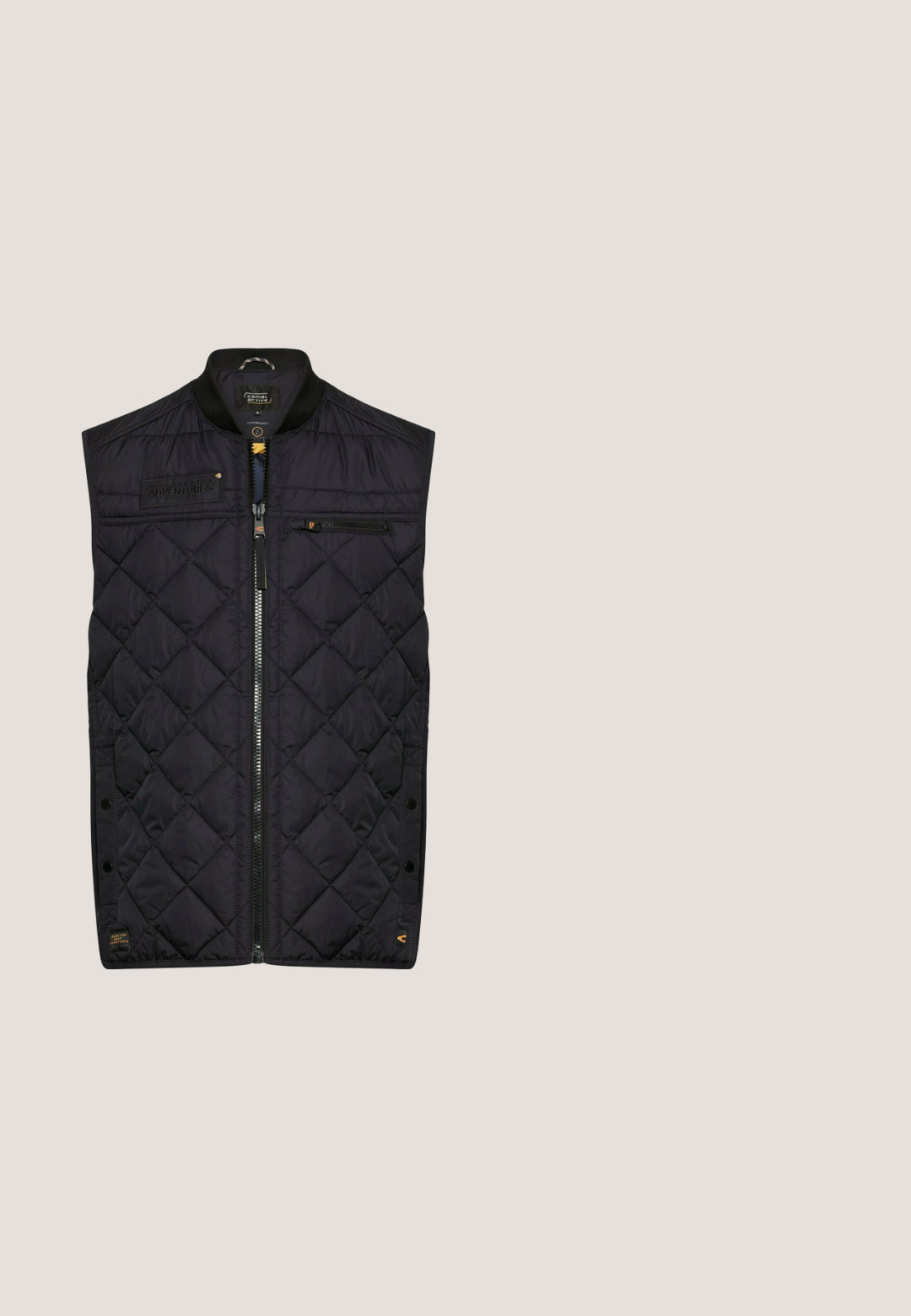 Sort quiltet ærmeløs vest med lynlås foran, lomme med lynlås på brystet og trykknapper i siderne.; Stribet langærmet sweater i creme og marineblå, rundhals, med vandrette striber, ribbede manchetter og kant, blød tekstur.; Langærmet skjorte i lys beige stof med knap-ned krave, en brystlomme og frontknaplukning. Subtil tekstur detalje gennem hele.; Beige bukser med lige ben, forrest med knap og lynlås, bæltestropper og fem lommer, lavet af bomuldsstof.; Brune læder- og ruskinds sneaker med marinblå accenter, strukturerede sider og gummisål. Har rund tå og klassisk snørebåndsdesign.; Brun læderpung med lynlåslukning, glat tekstur, rektangulær form og frontlomme præget med "JOOP!"-logo.