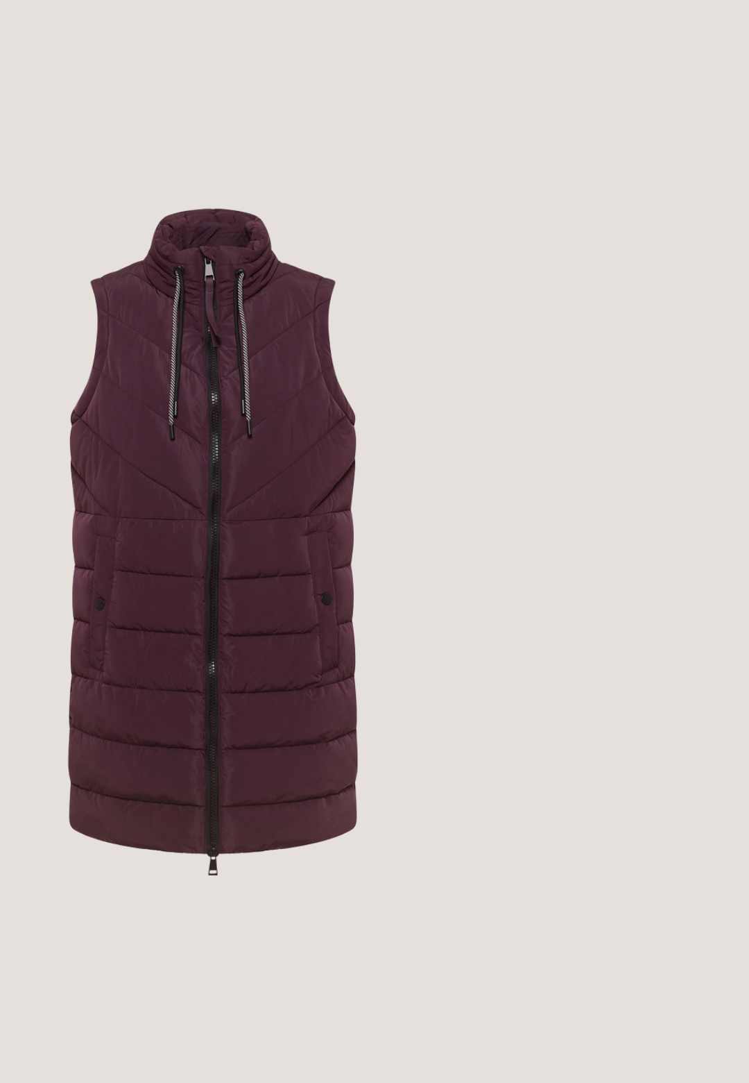 Gilet rembourré sans manches en violet foncé, avec un col haut, une fermeture éclair à l'avant et des cordons de serrage contrastants, dotée de détails de couture verticale.; Sweatshirt bordeaux avec un motif étoile géométrique blanc. Col rond et poignets côtelés. Texture douce et coupe décontractée.; T-shirt à manches longues de couleur bordeaux en tissu doux. Il présente un col rond et un détail froncé sur les coutures des épaules.; Pantalons de survêtement bordeaux en tissu doux et texturé ; dotés d'une taille élastique avec cordon de serrage et de poignets côtelés aux chevilles.; Baskets basses en suède violet foncé avec talon blanc, bandes latérales blanches et semelle épaisse texturée beige, vue de côté.; Sac en bandoulière synthétique rose avec fermeture éclair, bandoulière ajustable et un détail en patch rectangulaire sur le devant. Texture lisse.