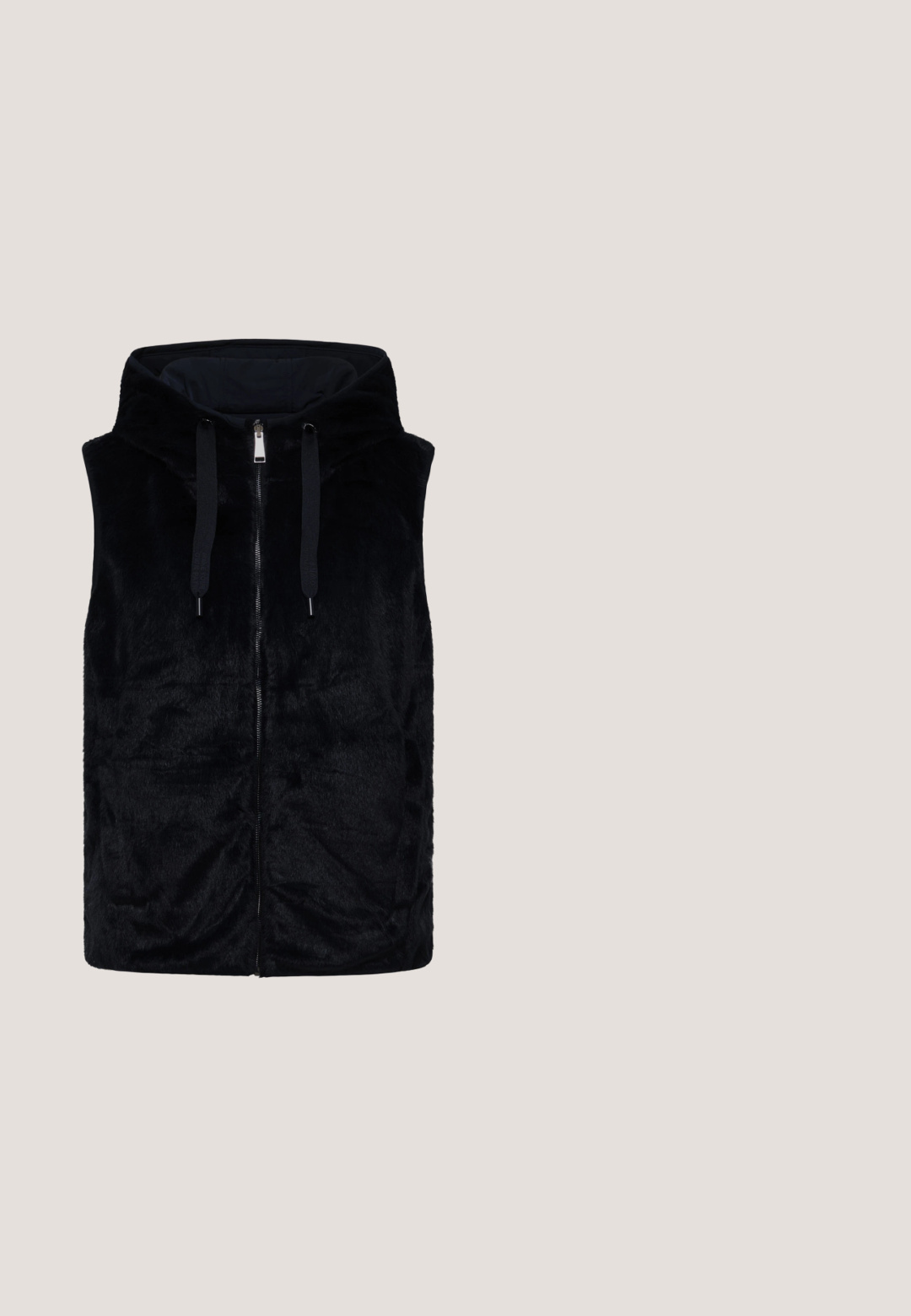 Zwarte nepbont vest met een capuchon, voorkant met ritssluiting en trekkoordaccenten. Heeft een zachte, gestructureerde oppervlakte en een mouwloos ontwerp.; Zwarte ribgebreide trui met lange mouwen, een ronde halslijn, een aansluitende pasvorm en een subtiele verticale streepjesteextuur.; Zwarte velvet broek met een elastische tailleband, taps toelopende pijpen en een klein logo-detail. Glad textuur en zachte stof voor comfort.; Lichtroze suède instap schoenen met een ronde neus, schapenwol voering en een platte rubberen zool. Voorzien van decoratieve stiksels en een klein embleem.; Cilindrische tas van nepbont in lichtgrijs met een zwarte leren schouderband en zilveren hardware; voorzien van een rond logo-accent aan de voorkant.; Gouden hanger met een grote druppelvormige blauwe edelsteen, omgeven door een cirkel van kleine heldere kristallen. Soepele textuur, gepolijste oppervlak.