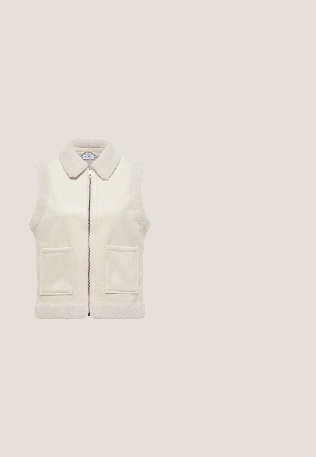 Chaleco sin mangas de color beige claro hecho de piel sintética, con un suave cuello, cierre frontal con cremallera y dos bolsillos de parche. Acabado texturizado y acogedor.; Suéter de cuello alto de punto en suave melocotón, con patrón de cable texturizado, mangas largas y una etiqueta de marca tejida en el dobladillo.; Top de manga larga y cuello alto en beige claro. Fabricado con una tela suave y lisa, con un diseño ajustado y costuras mínimas.; Pantalones de pierna ancha en gris claro con una pretina alta y un frente liso y sin costuras, mostrados sobre un fondo blanco.; Botín resistente al agua hecho de tela sintética beige y ante marrón. Presenta un forro de felpa, cordones ajustables y una suela con estrías.; Bolso de mano de textura de borrego beige con dos bolsillos frontales, doble asa de cuero y una correa de hombro de tela ajustable.