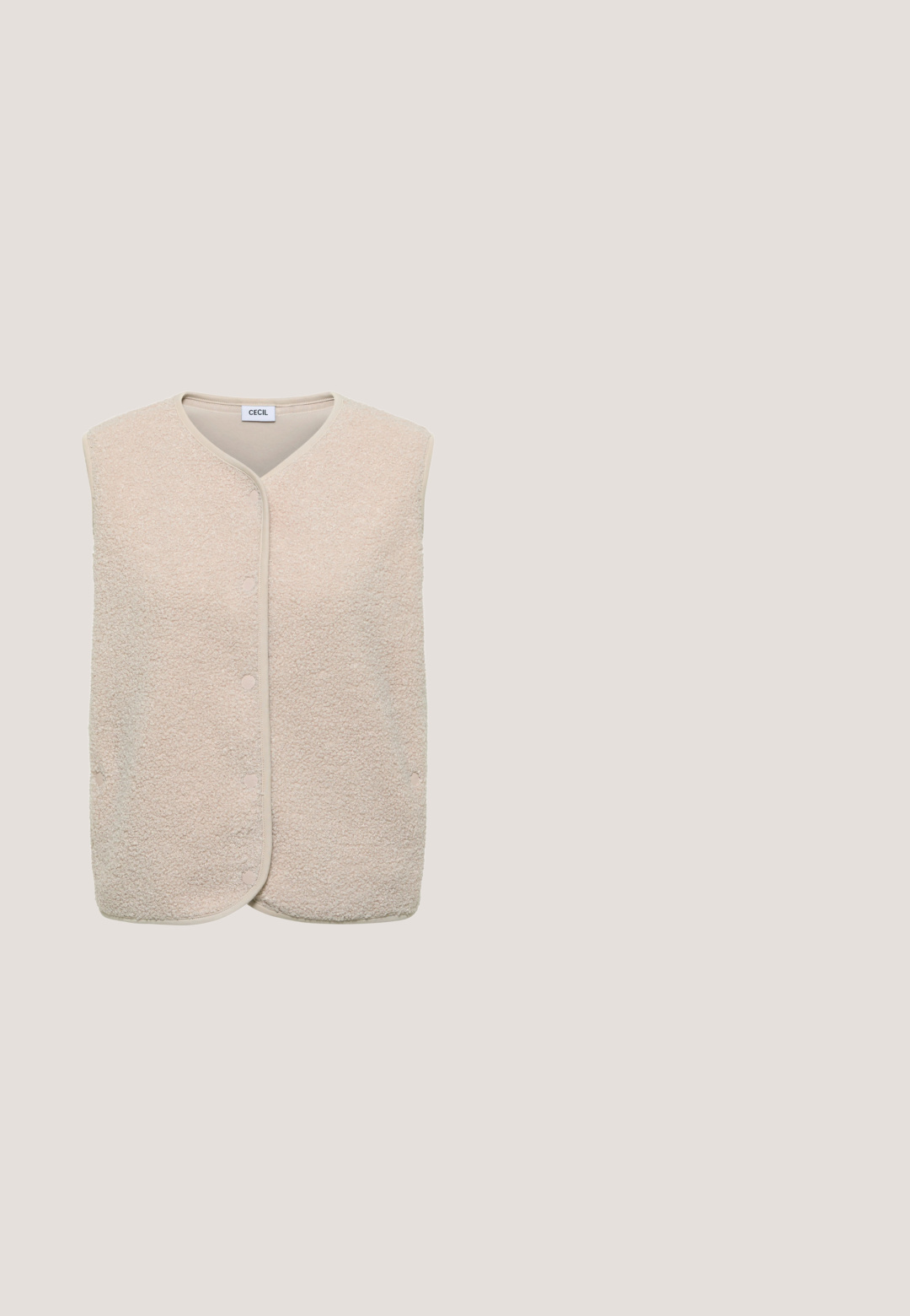 Chaleco sin mangas beige de forro polar con cierre de botones a presión y cuello en V redondeado, con etiqueta "CECIL" en el interior del cuello.; Blusa crema fabricada en tejido ligero, con un frente con volantes, cuello alto, mangas cortas y cierre de botones.; Pantalones cortos hasta la rodilla de color amarillo claro con cintura elástica y dos bolsillos delanteros, fabricados con tela suave y ligera.; Zapato de satén rosa con talón kitten, puntera puntiaguda y detalle de lazo sobredimensionado en la parte frontal.; Bolso tejido en dorado y crema con doble asa, cierre con cordón y un prominente parche con logo blanco. Presenta detalles decorativos con flecos.; Pendientes blancos con forma de flor y centro dorado, hechos de un material liso. Presentan pétalos redondeados y un cierre de clavija.