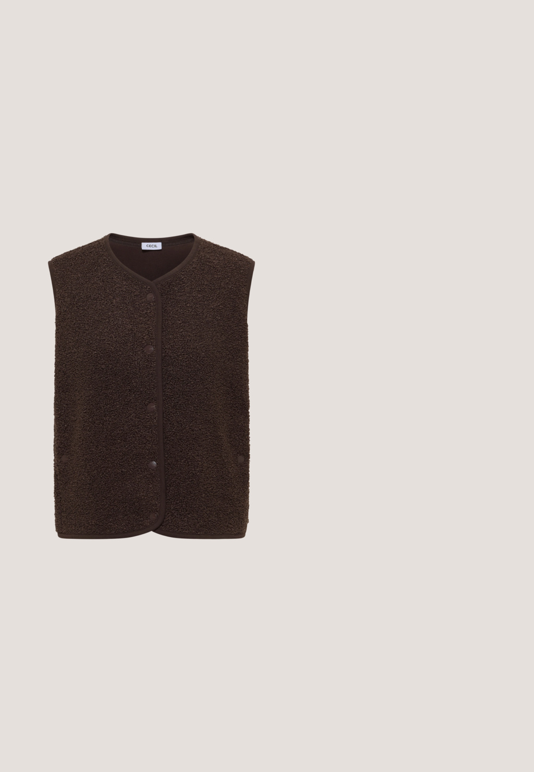 Mørkebrun ærmeløs vest med knapper, lavet af tekstureret fleece-stof og brun kant, mærket "CECIL" ved halsudskæringen.; Mørkebrun strikket sweater med lange ærmer, rund halsudskæring, ribbede manchetter og søm. Har en subtil tekstur og tætsiddende design.; Sort langærmet rullekrave skjorte med tætsiddende silhuet, vist på hvid baggrund.; Brune corduroy brede benbukser med folder, der har en blød tekstur og en mellemhøj talje. Kantafslutningerne er rene og lige.; Brune ruskinds ankelstøvle med en rund tå, tekstureret sidesøm og cremefarvet dekorativ syning. Har en lav platformssål med godt greb.; Mørkebrun ruskindshåndtaske med sorte læderhåndtag, aftagelig skulderrem, guldhardware og "kazar"-logo foran midt på tasken.