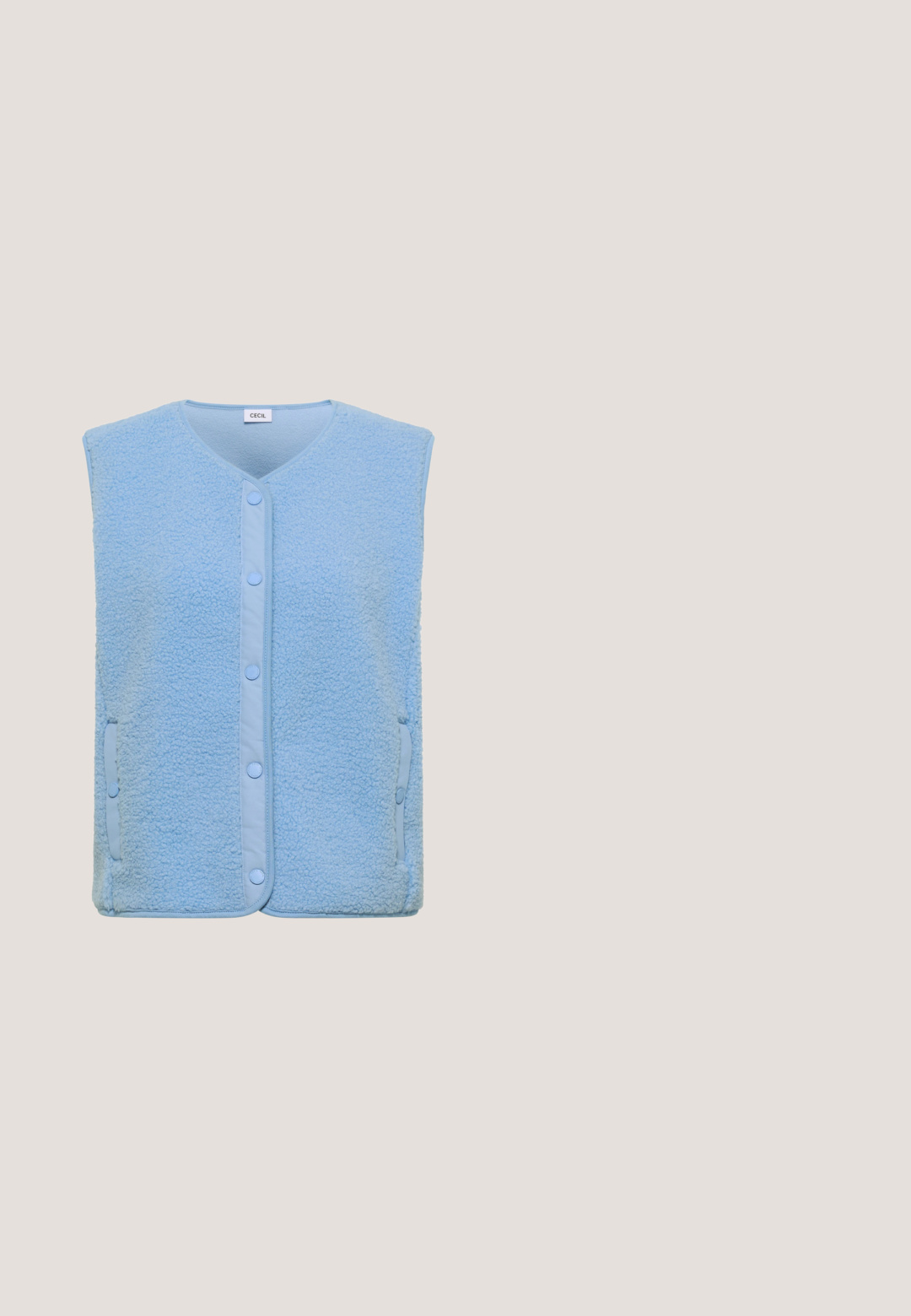Lyseblå ærmeløs fleecevest med rund halsudskæring, knaplukning med trykknapper foran og to sidelommer med knapper.; Multifarvet cropped sweater med vandrette striber. Materialet har en blød, struktureret fornemmelse. Har rund halsudskæring og lange ærmer.; Lyseblå bukser med lige ben, glat taljebånd, synlige detaljer ved frontsøm og uden synlige lommer på hvid baggrund.; Lyseblå sneakers med en kombination af ruskind og syntetiske materialer, beige sål, runde snørebånd og logodetalje på siden.; Lyseblå læder bæltepose med to lynlåslommer og justerbar rem med trykknapper.; Sølvkædearmbånd med justerbar lås, der har fem glatte perler i turkis og lyseblå nuancer.