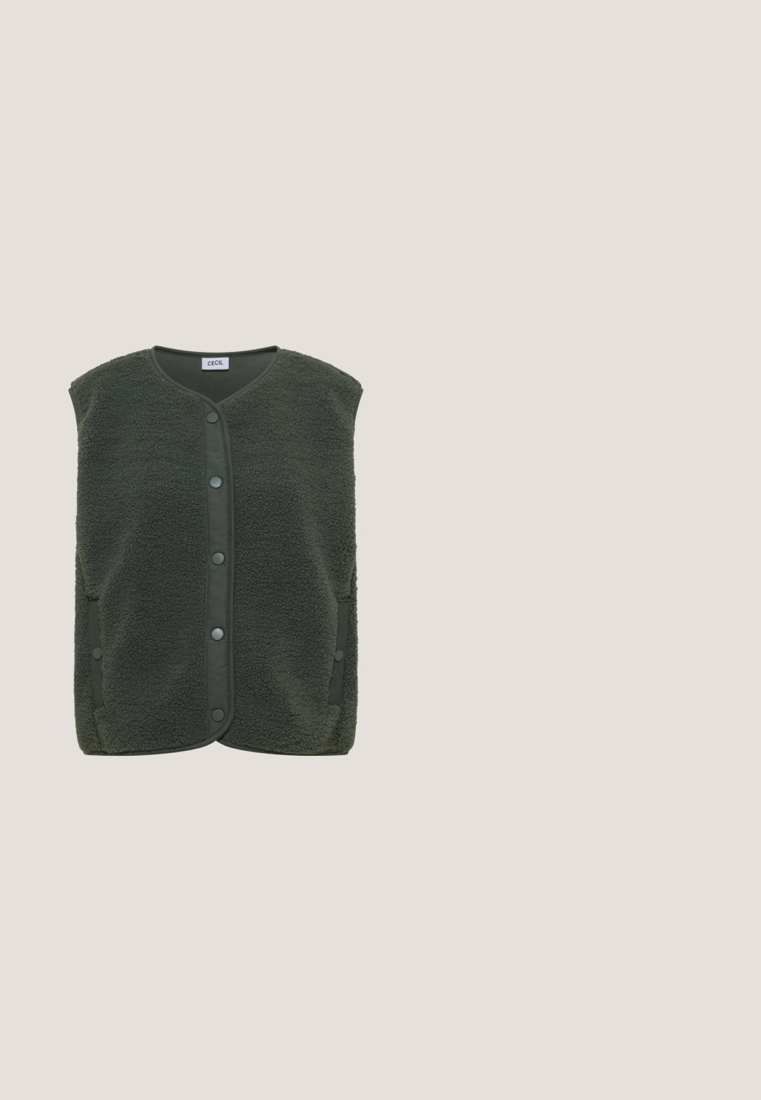Veste sans manches en polaire vert foncé avec boutons-pression à l'avant et poches latérales, étiquette indiquant "Cecil" au col intérieur.; Pull à manches longues vert olive avec un col rond. Présente un design de flocon de neige et de motifs sur la poitrine. Tissu doux, coupe décontractée.; Chemise vert olive à manches longues avec des rayures horizontales blanches et un col rond, présentée sur un fond blanc uni.; Jean en denim gris à coupe droite avec fermeture par bouton et fermeture éclair, poches avant et arrière, et passants de ceinture.; Bottine en suède marron avec un bout rond, un laçage à l'avant, un col rembourré et une semelle en caoutchouc dotée d'un motif texturé pour une meilleure adhérence.; Sac à main gris Lancaster avec deux poignées, une poche avant à rabat et une fermeture éclair supérieure sur fond blanc.