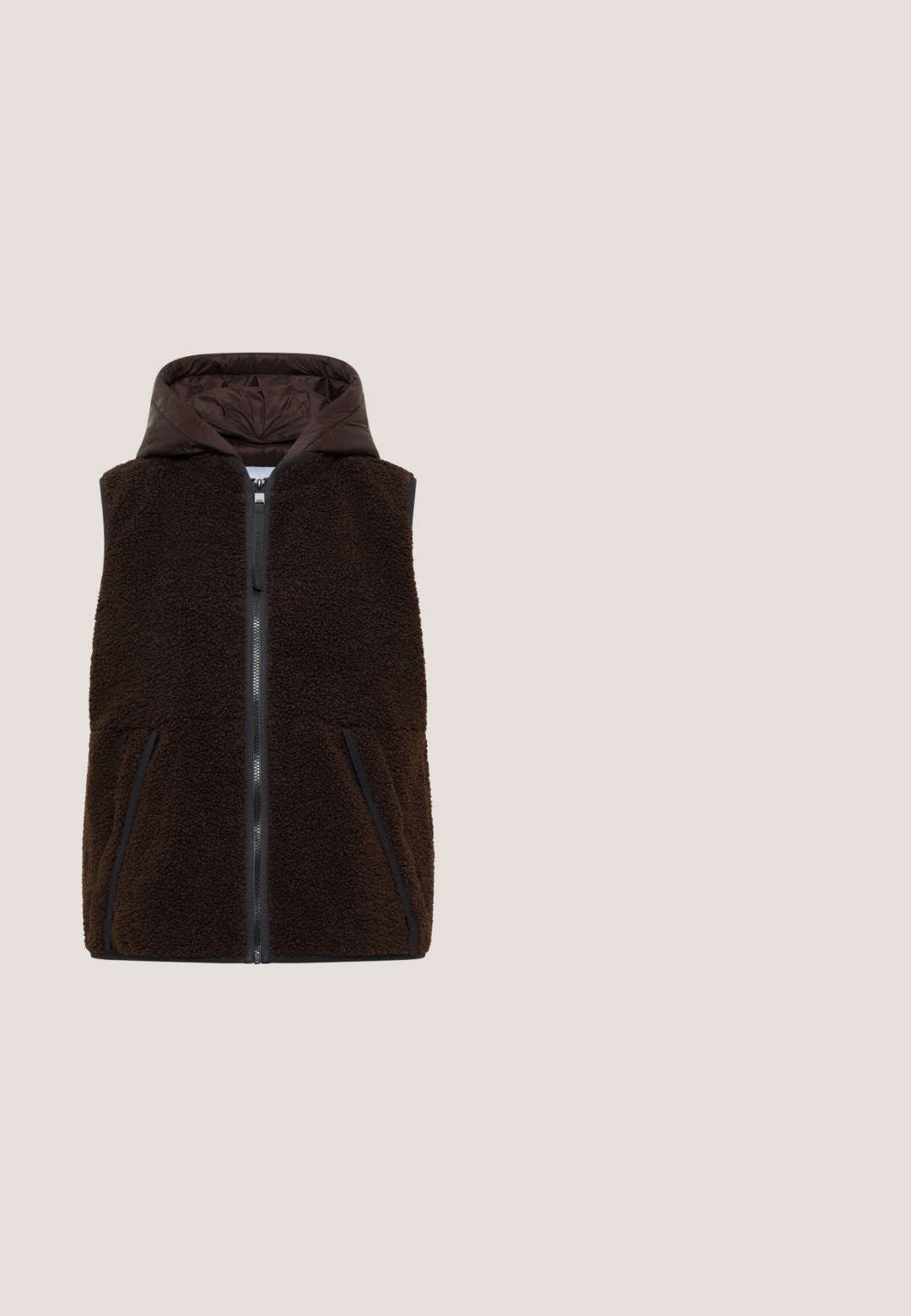 Mørkebrun ærmeløs fleecevest med frontlynlås, to sidelommer og en polstret hætte.; Lysebrune, langærmede pullover med kvart-zip krave, frontlomme og ribbede manchetter. Fremstillet af blødt, struktureret stof.; Brun langærmet t-shirt lavet af blødt stof med rund halsudskæring og lige kant. Enkel design uden synlige mønstre eller pynt.; Højlivede leggings i en dæmpet mauve farve, lavet af et glat, strækbart stof. Har et sømløst design uden synlig hardware.; Brun strikket lavtop sneaker med hvid polstret sål og trækflig ved hælen, set fra siden på en hvid baggrund.; Lysebrun halvmåneformet crossbody taske med polstret tekstur, justerbar rem, lynlås og lille "GOT BAG" logo foran.