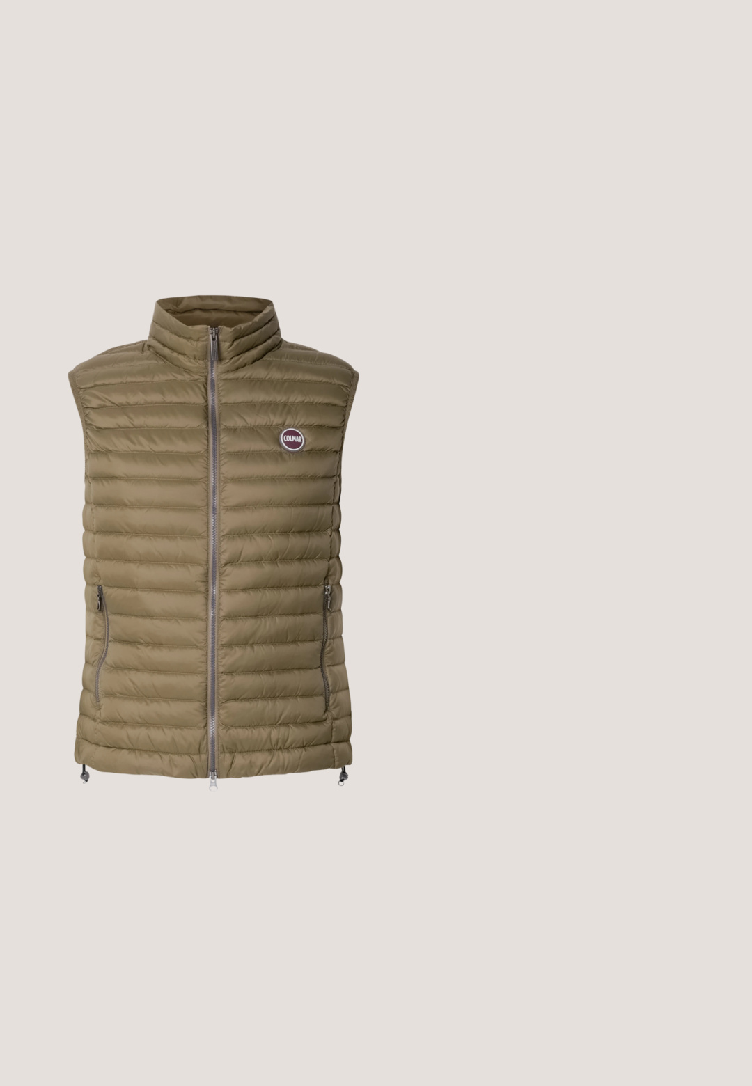 Oliivivärvi puff vest kõrge kraega, täispikk lukk ja kaks küljetaskut. Omab horisontaalset tikkimist ja logo plaastri.; Beige huppari pitkine hihoineen, kaksi vetoketjullista sivutaskua ja rintakehällä keskitetty "BOSS"-logo.; Oliivinvihreä lyhythihainen pyöreäkauluksinen T-paita, jossa vasemmassa rinnassa pieni neliön muotoinen logopilkku.; Pehmeästä kankaasta valmistetut oliivinvihreät collegehousut, joissa on kiristysnauhavyötärö, resorit hihansuissa ja sivupaneelikoristeet.; Oliivinvihreä ja beige lenkkari mustalla pohjalla ja kermanvärisillä nauhoilla, jossa punainen "HUGO"-logo sivulla, esillä lasiblokkitaustaa vasten.; Musta suorakulmainen matkalaukku, jossa on kaksi kahvaa, etutaskun vetoketju, sivuvetoketjut ja säädettävä olkahihna, edessä "BOSS"-brändäys.