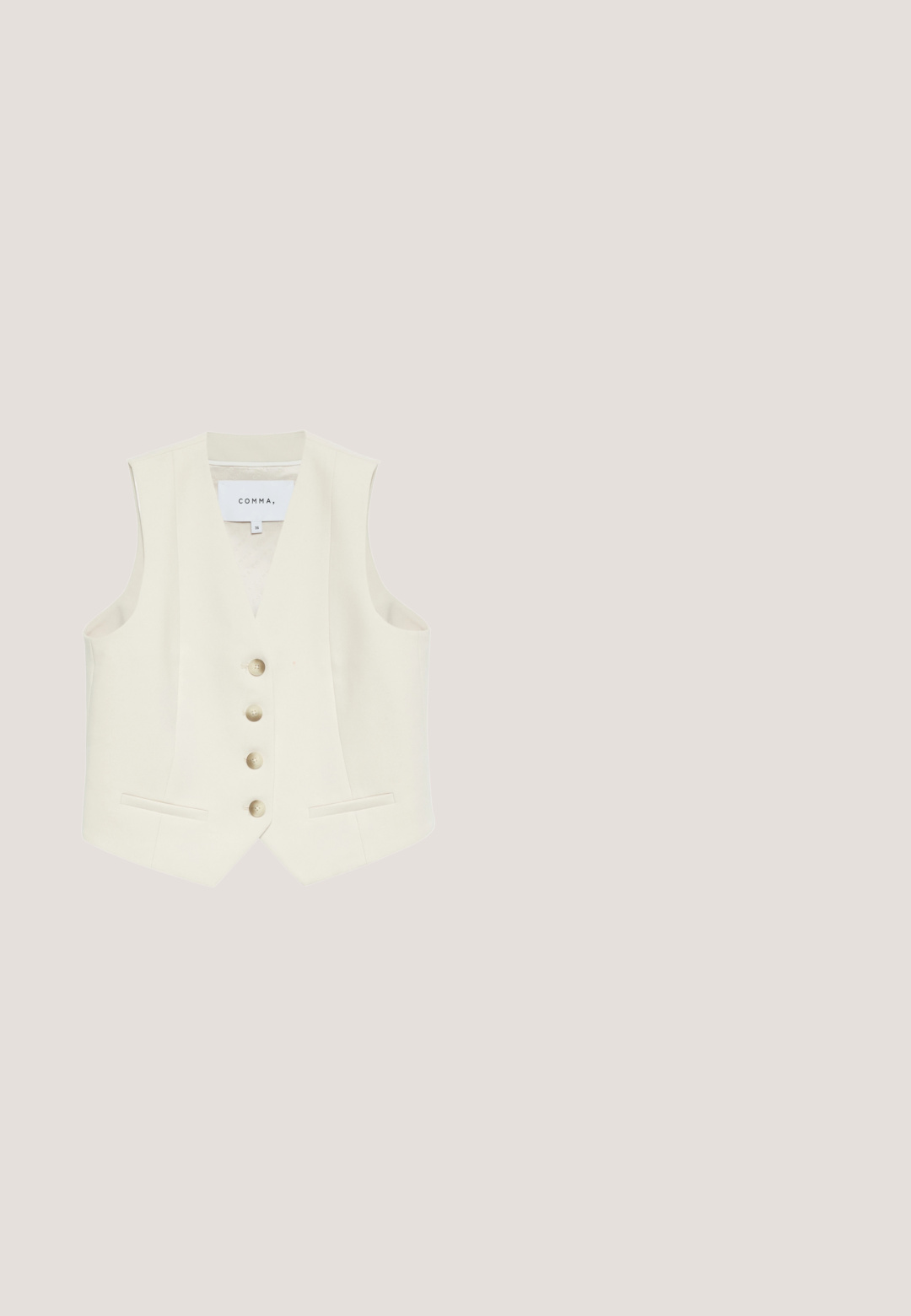 Crèmekleurig mouwloos vest met vier beige knopen aan de voorkant en twee horizontale steekzakken.; Crèmekleurige blouse met lange mouwen, geplooide schouders, een hoge hals, knoopsluitingen bij de manchetten en een lange stoffen strik aan de kraag.; Crèmekleurige, wijde broek met hoge taille, voorplooi en sluiting met één knoop in de tailleband.; Beige slingback schoenen met puntige neus en een glad leren afwerking, voorzien van een strikdetail op de hiel en een open achterkant.; Gequilted crèmekleurige neplederen handtas met een gouden kettingband, rechthoekige vorm, gouden sluiting en een gestructureerde afwerking.; Gouden ketting met kleine witte parels en clusters van parelrozen gelijkmatig verdeeld langs de ketting met verstelbare sluiting.