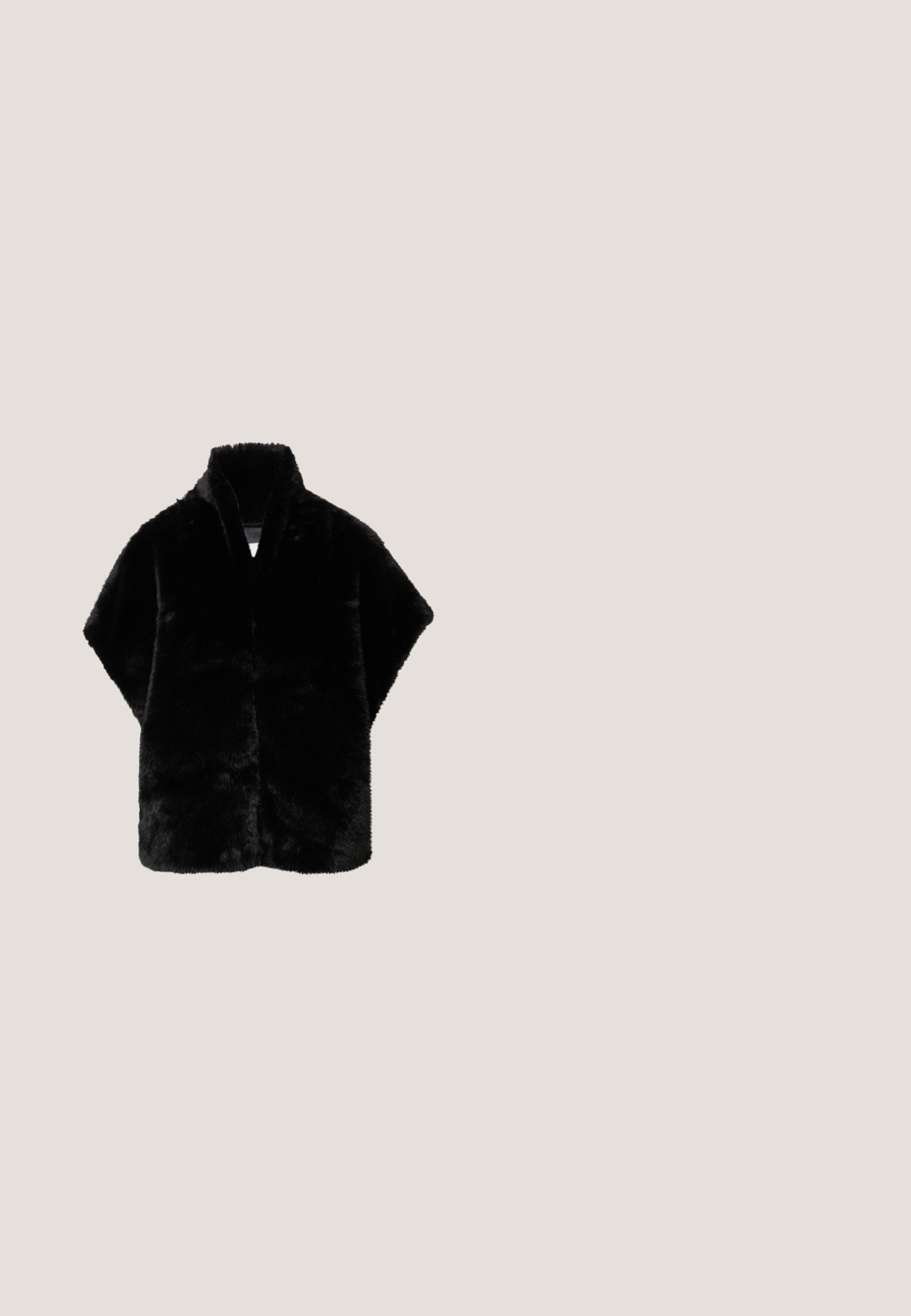 Zwarte nepbont omslagdoek met een sjawlkragen, gekenmerkt door een zachte textuur en zonder sluitingen, ontworpen in een losse, vloeiende silhouet.; Zwart sweater met een ronde hals, met een gestructureerd oppervlak en verspreide metallic accenten die op sterren lijken, lange mouwen en geribde manchetten.; Zwarte wijde broek met hoge taille, knoopsluiting aan de voorkant en omgeslagen zoom, gladde stof, zonder zichtbare zakken of patronen.; Zwarte slingback schoen met een spits toelopende neus, versierd met strassteentjes, lage gebeeldhouwde hak en een glad stoffen binnenvoering.; Zwarte en gouden handtas met pailletjes, in een ronde vorm, korte handvat en een textured oppervlak. Bevat sprankelende accenten overal.; Zwarte satijnen scrunchie met goudkleurig metalen accent in het midden, gerangschikt in zachte, geplooide plooien op een witte achtergrond.