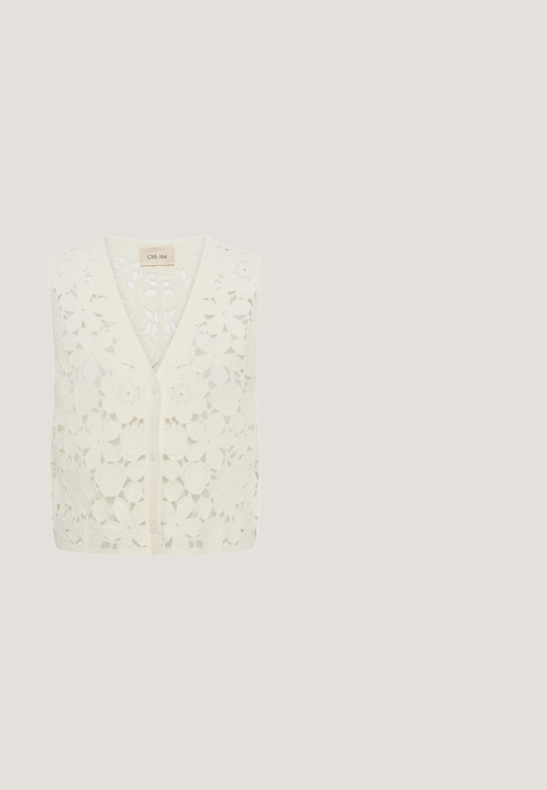 Crèmekleurig cropped vest met haakwerk bloemenpatroon, V-hals en knoopsluiting aan de voorkant.; Beige gebreide mouwloze top met dunne bandjes en een subtiel gestructureerd patroon, met een ondiepe V-hals.; Witte shorts van gestructureerde stof met een rasterpatroon en kleine gaatjes. Beschikt over een elastische tailleband en een ontspannen pasvorm.; Sandaal op sleehak met gevlochten jute plateau, bruine leren zool, beige stoffen strik over de tenen en bruine suède enkellip.; Bruine en zwarte schildpadzonnebril met een hoekige cat-eye vorm, gradient lenzen en een dikke montuur. Logo gedrukt op de veren.; Bruine gevlochten boodschappentas met een vierkante vorm en gevlochten handvatten, met een donker decoratief scriptlogo gecentreerd aan de voorkant.