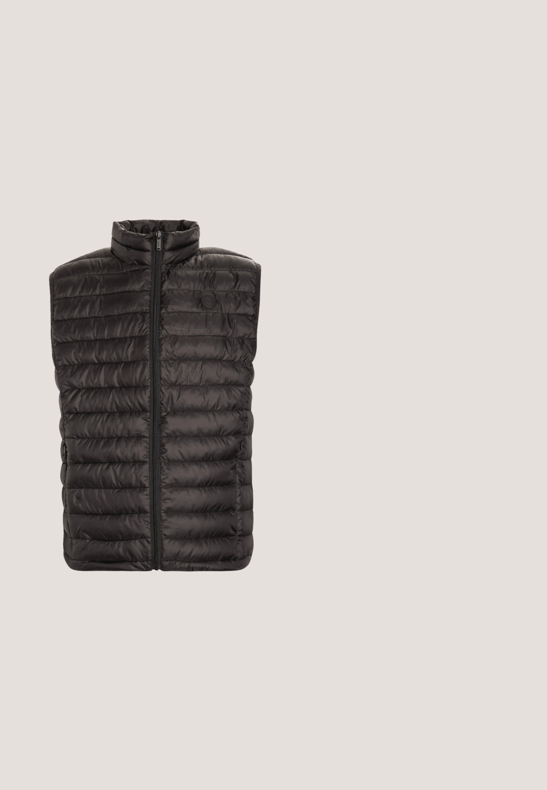 Chaleco acolchado negro con un cuello alto y cremallera frontal, que presenta un patrón de acolchado y un detalle de logo en el pecho.; Sudadera de algodón gris oscuro, con una cremallera roja y un cuello alto. Incluye un logo bordado y puños acanalados.; Camisa de manga larga negra hecha de una tela suave, con un cuello redondo, tapeta de botones con botones de madera y una pequeña etiqueta de logo en el dobladillo.; Jeans de mezclilla gris con diseño de pierna recta, cinco bolsillos, un ligero efecto de desvanecimiento y una textura suave. Cierre de botón de metal en la cintura.; Zapatilla deportiva negra de malla con suela blanca, logotipo "R" gris en el lateral y amortiguación "foamtech" visible en la entresuela.; Pepe Jeans Neceser - black