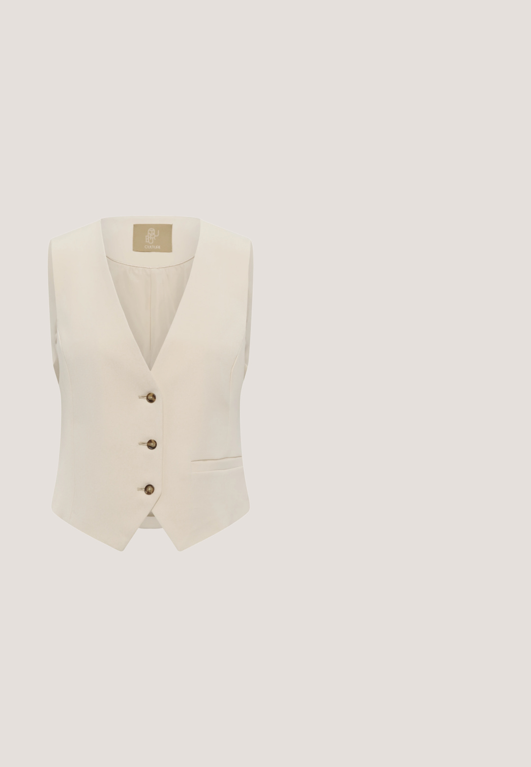 Veste sans manches couleur crème avec col en V, trois boutons marron et une petite poche sur le côté inférieur droit.; Chemise beige clair à manches longues avec col mao, rayures verticales et un détail de volants central avec boutons. Texture de tissu douce.; Un pantalon blanc à jambes larges avec des plis, fabriqué dans un tissu léger. Il présente une taille plate et des ourlets retournés. Texture lisse, sans motifs.; Sandale espadrille beige avec une tige en toile, une semelle intermédiaire en jute tressé et une sangle en tissu à motif qui enroule la cheville.; Lentilles dégradées marron dans une monture en métal doré avec des branches en acétate écaille de tortue, de forme carrée, dotées de coussinets en caoutchouc transparent pour le confort.; Sac à main beige Valentino avec moitié inférieure tissée, partie supérieure lisse, deux poignées, bandoulière amovible, et logo doré à l'avant.