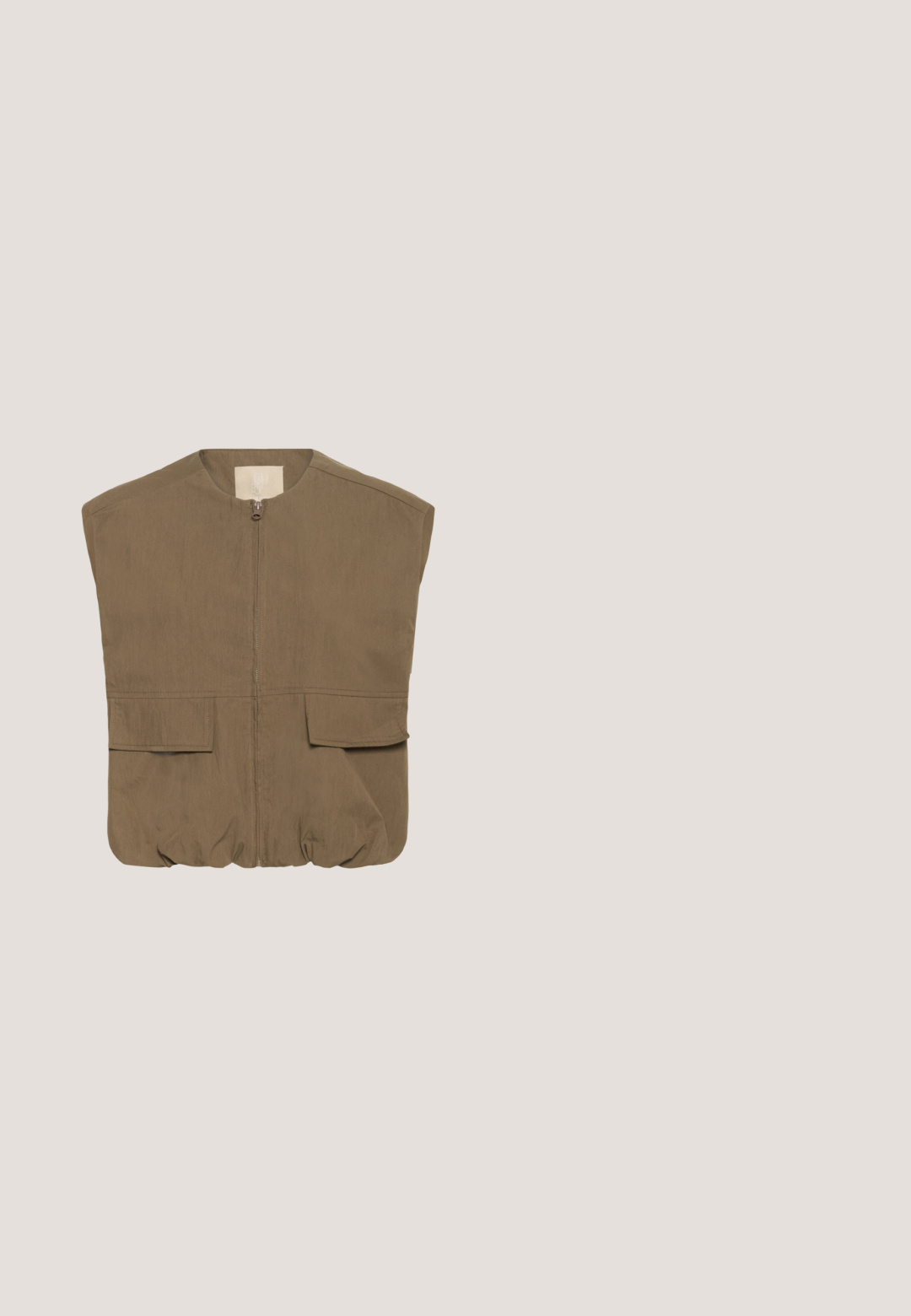 Veste sans manches couleur kaki avec col montant, fermeture éclair à l'avant, deux grandes poches plaquées et ourlet élastique. Fabriquée en tissu léger et texturé.; T-shirt marron à manches courtes avec col rond et motif floral abstrait blanc et marron foncé sur la poitrine, étiqueté "Tom Tailor".; Pantalon décontracté beige clair avec taille élastique, cordon de serrage, poches avant et ourlets retroussés.; Baskets en daim beige avec un panneau en mesh présentant un motif géométrique, fermées par deux bandes velcro, et une semelle en caoutchouc. Accents blancs au niveau du talon.; Lunettes de soleil rectangulaires écaille de tortue avec des verres teintés foncés et des bords de monture légèrement courbés.; The Chesterfield Brand IRMA  - Sac à main - olivgrün