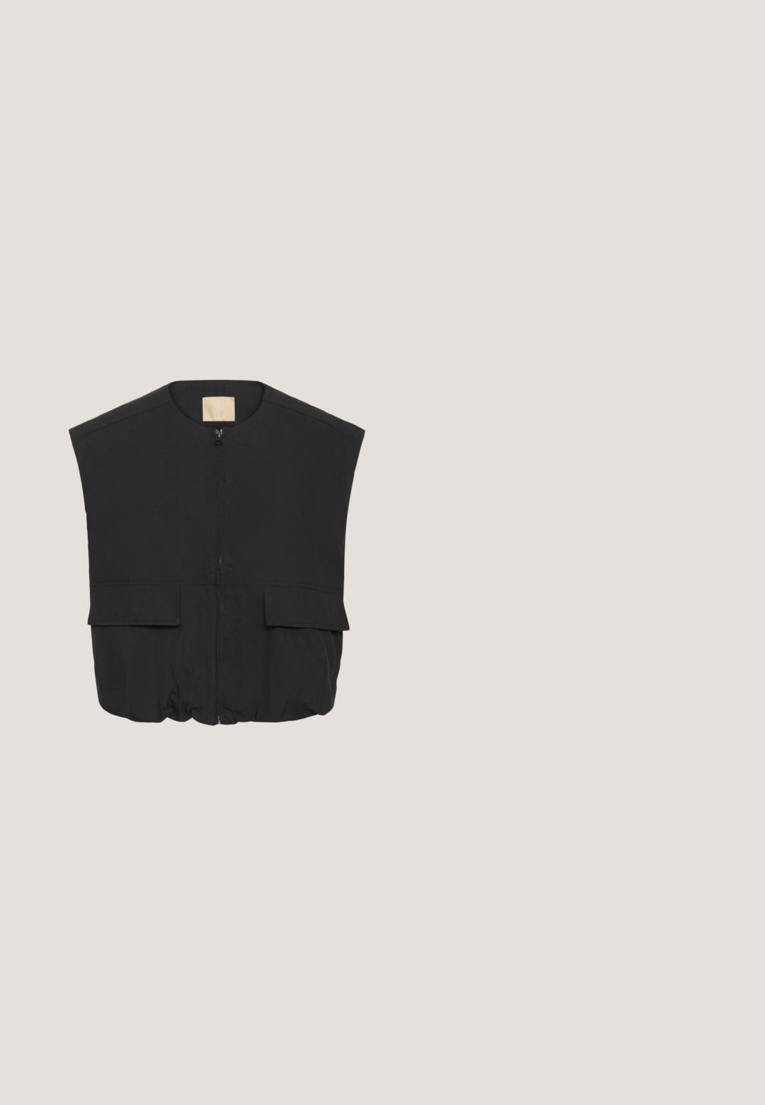 Zwarte mouwloze vest met ritssluiting aan de voorkant, twee klepzakken, ronde hals en licht gerimpelde zoom.; Zwarte coltrui gemaakt van fijne gebreide stof, met lange mouwen en een aansluitend ontwerp. Gladde textuur met geribde manchetten en zoom.; Grijze rekbare capri-leggings met een gladde textuur en een elastische tailleband, met een aansluitend ontwerp en zonder zichtbare patronen of accenten.; Woden ISABELLA - Snowboots  - black; Zwarte ovale zonnebril met bruin getinte lenzen. Beschikt over dikke kunststof monturen en slanke, gebogen armen. Gladde textuur overal.; Zilveren ketting met gelijkmatig verdeelde ronde metalen accenten, met kleine heldere stenen. Inclusief karabijnsluiting en verlengkettinkje.