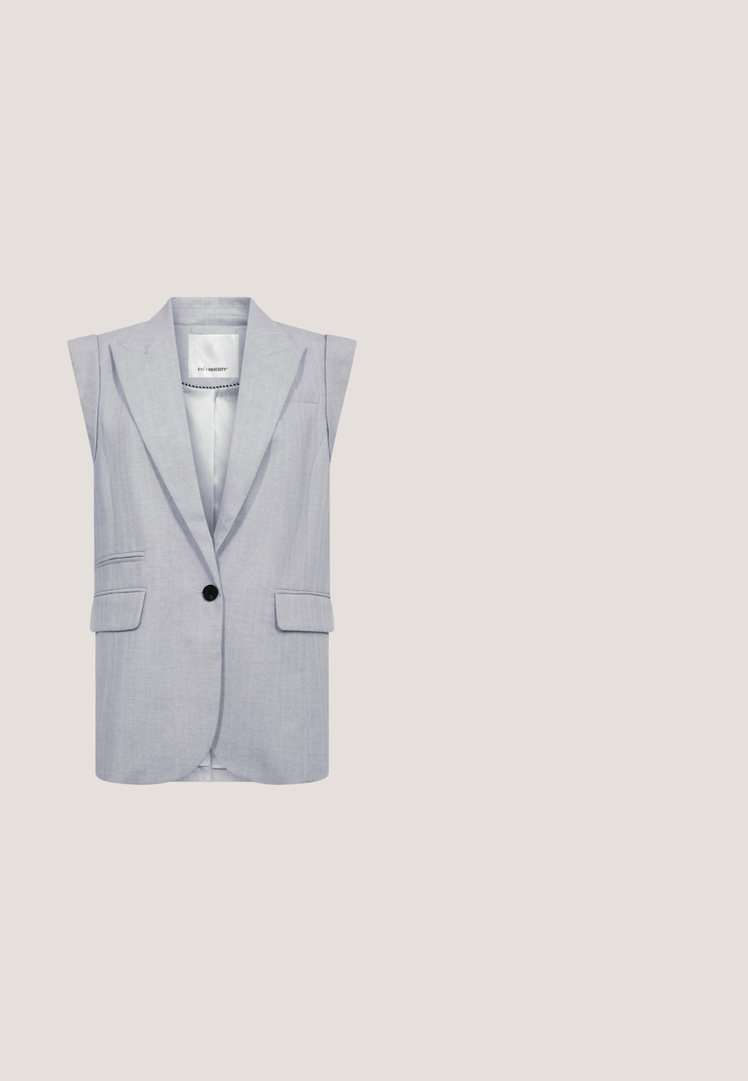 Mouwloze lichtgrijze blazer met een enkele zwarte knoop, notch revers, twee voorzakken en een soepele textuur.; Witte lange mouw blouse met knopen, puntige kraag en twee grote klepzakken aan de voorkant, cropped zoom en eenvouding ontwerp.; Grijze broek met smalle rode verticale krijtstrepen, rechte brede pijpen, riemlussen en een vouw aan de voorkant van elke pijp.; Beige suède instapper met witte zool, metalen gesp detail bovenop en "Melvin & Hamilton" geperst aan de zijkant.; Bruine leren laptoptas met dubbele handgrepen aan de bovenkant, minimalistisch ontwerp, zachte textuur en een voorvak voor extra opbergruimte.; Zilveren metalen armband met ronde kralen en een rechthoekige sluiting. Gepolijste afwerking met reflecterende oppervlakken en een minimalistisch ontwerp.