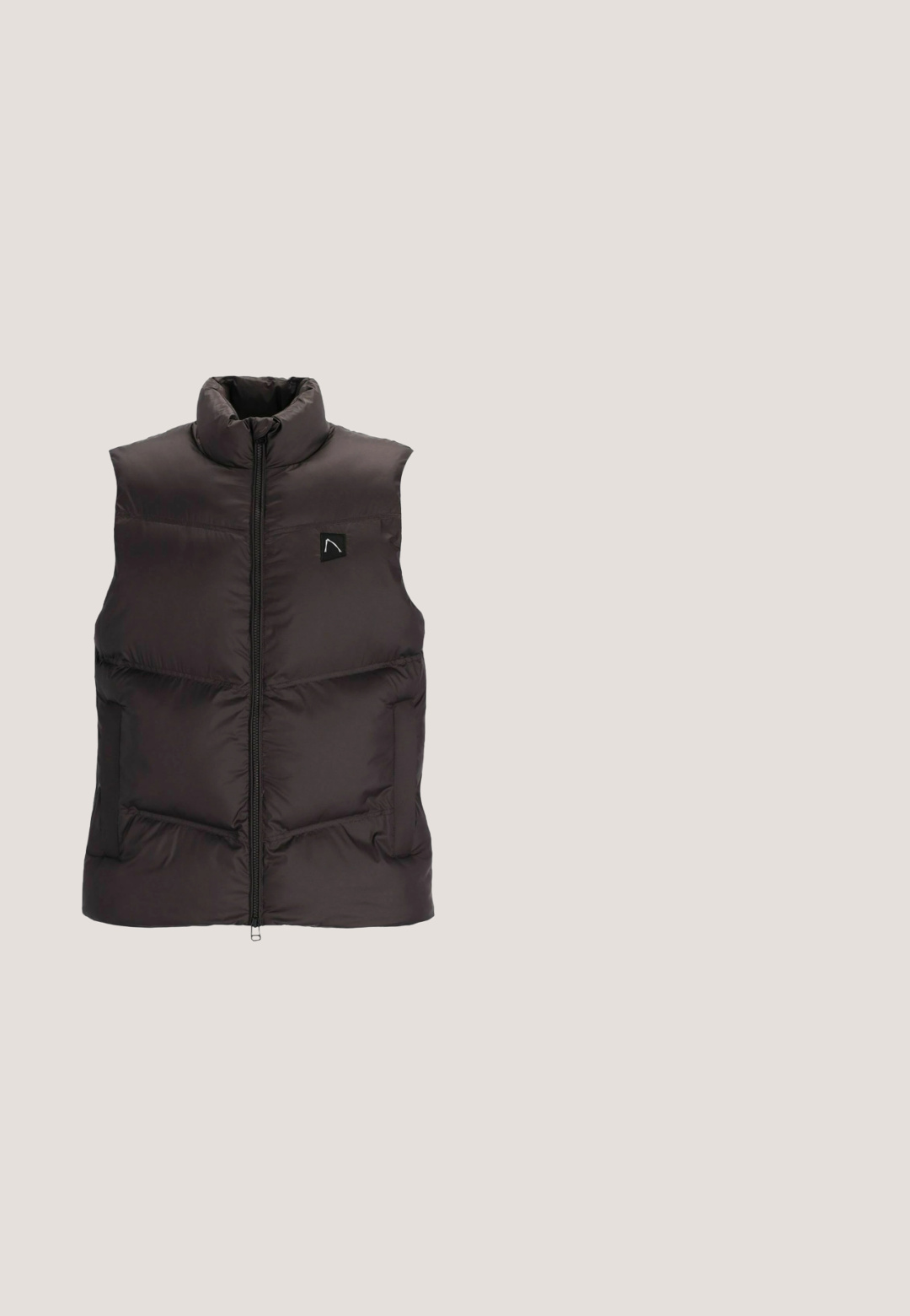 Sort polstret ærmeløs vest med frontlynlås og lille logopatch på venstre bryst.; Mørkegrøn sweater med høj ribstrikket krave og halv lynlås. Ribstrikkede manchetter og nederkant. Glat strik tekstur uden mønstre eller accenter.; Grå denimskjorte med button-down krave, lange ærmer, to brystlommer og sølvhardware detaljer. Aftagende gradient design.; Beige elastik taljebukser med snøre, lige ben, tekstureret stof og to sidelommer, egnet til afslappet brug.; Grå og olivengrøn atletisk sneakers med en blanding af ruskind og stofmaterialer, snørebåndsdesign og en hvid polstret sål. Sort hælaccent.; Kompakt rektangulær brun skuldertaske med diagonalt lynlåslomme foran og justerbar sort rem.