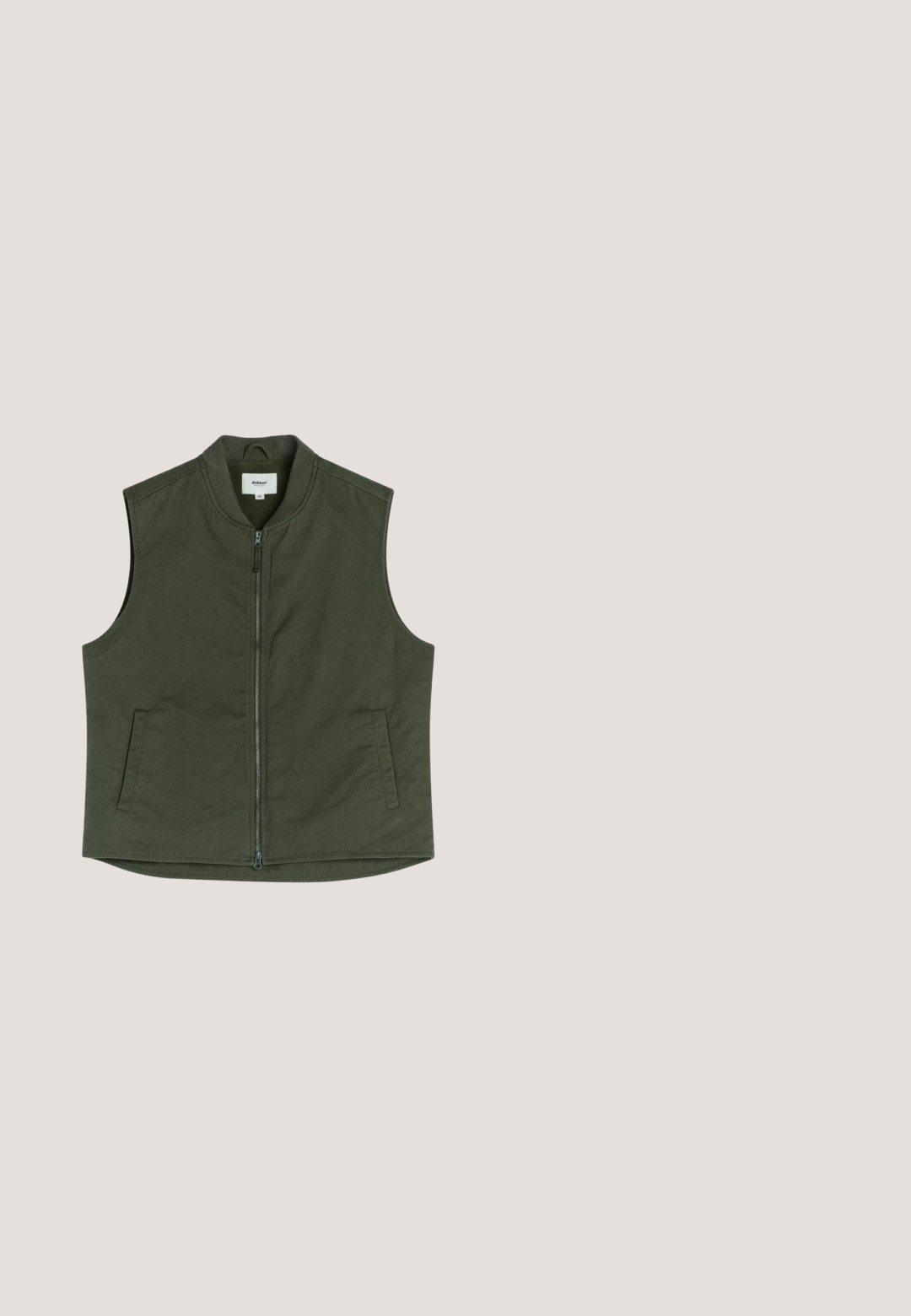 Olijfgroene mouwloze vest met een rits aan de voorkant, staande kraag en twee zijzakken; gemaakt van lichtgewicht stof met een soepele textuur.; Olijfgroene sweatshirt van een katoenmix, met een ronde hals, lange mouwen en een subtiele gegraveerde merklogo aan de voorkant.; Olijfgroen katoenen T-shirt met een ronde hals, korte mouwen en een witte hartafbeelding op de linkerborst. Zachte textuur, ontspannen pasvorm.; Blauwe jeans met rechte pijpen, een mid-rise taille, vooraan knoop- en ritssluiting en vervaagde waseffecten.; Witte lage sneaker met lichtgrijze zool, veters en binnenvoering, met een groen en grijs logo op het zijpaneel.; Olijfgroene schoudertas met een opklapbare klep, metalen gesp en verstelbare schouderband met 'PEPE JEANS' branding. Duurzame stofconstructie.