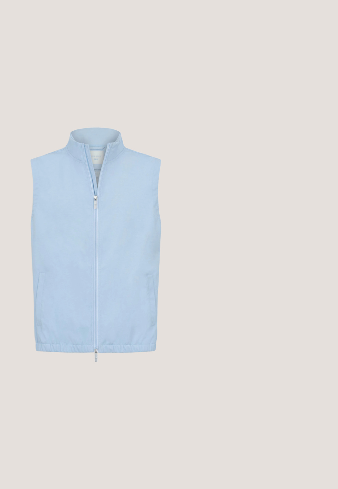 Lichtblauw mouwloos vest met ritssluiting aan de voorkant, opstaande kraag, elastische zoom en twee zijzakken.; Lichtblauwe polo met korte mouwen van zachte katoen. Beschikt over een drieknops sluiting, kraag en geborduurd logo op de borst.; Navyblauwe rechte broek met elastische tailleband en knoopsluiting, ontworpen voor casual of werkkleding.; Suède sneakers in lichtblauw met contrasterende zwarte zool, ronde neus, vetersluiting en textuurdetails aan de zijkanten.; Blauwe zonnebril met rechthoekig montuur, donker getinte glazen en getextureerde pootjes, schuin geplaatst op een witte achtergrond.; Blauwe leren crossbodytas met een rechthoekige vorm, voorvak, gegraveerd logo en een verstelbare strap. Smalle textuur met minimale details.