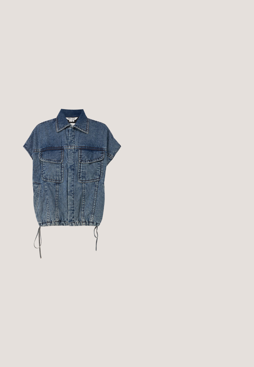 Veste à manches courtes en denim, avec deux poches avant et un ourlet à cordon. Couleur bleu foncé avec des coutures contrastées. Design décontracté.; Pull rayé gris foncé et gris clair avec une silhouette de lapin noire, texte "ICEBERG" et "Milano Italia" brodés sur le devant.; T-shirt en coton noir avec un col rond et des manches courtes. Le devant affiche le logo blanc "MSGM" centré. Texture lisse, coupe standard.; Pantalons larges en noir texturé, avec une finition lisse et des coutures visibles ; comprend une étiquette attachée par une boucle en métal argenté.; Baskets montantes noir et blanc avec un détail de lacets texturé noir, en cuir et matière synthétique, affichant un logo sur le côté.; Sac banane noir Moschino avec fermeture éclair frontale et sangle ajustable sur un fond uni clair.