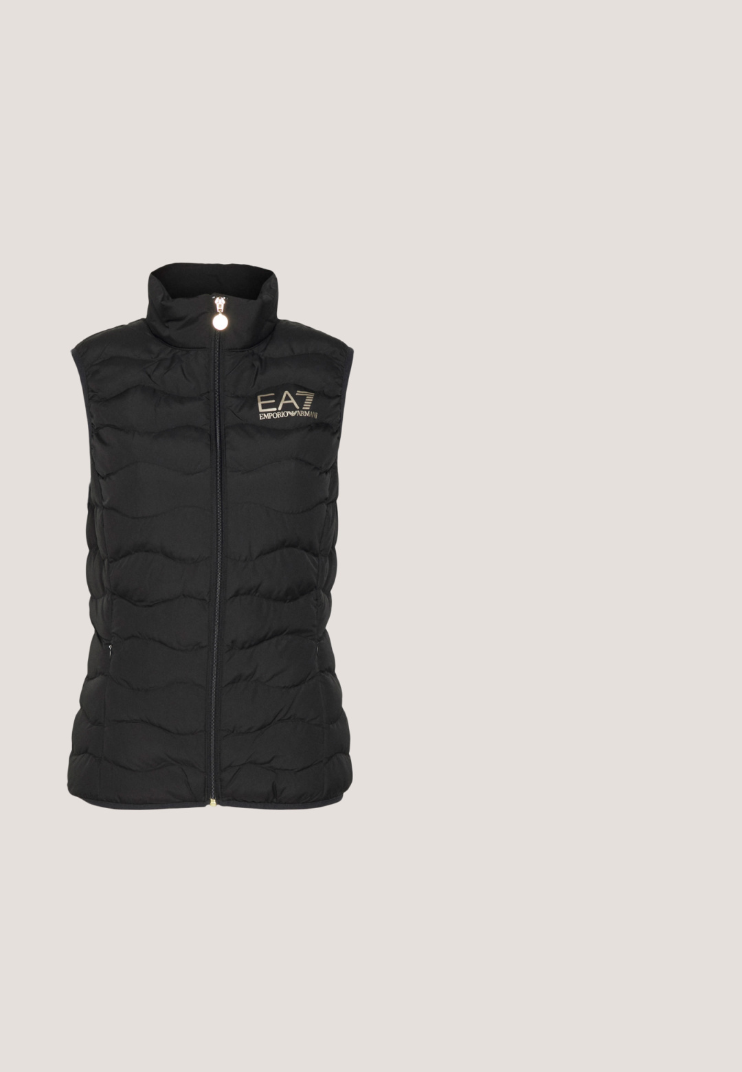 Čierna prešívaná bezrukávová vesta s vysokým golierom, s predným zipsom a zlatým logom "EA7 Emporio Armani" na ľavej strane.; Čierna mikina z bavlny, zdobená zlatým orámovaným logom "EA7 Emporio Armani" na prednej strane a dekoratívnym akcentom na ramene.; Čierne nohavice slim fit s pútkami na opasok, predným zipsom a rovnými nohavicami, zobrazené na bielom pozadí.; Čierne kožené tenisky s bielymi gumovými podrážkami, s hladkým povrchom, zaoblenou špičkou a plochými šnúrkami. Nosené s svetlomodrými džínami.; Čierne štvorcové slnečné okuliare s tmavými šošovkami. Matný rám so zlatými detailmi loga na stranici. Elegantný dizajn s hrubými stranami.; Čierna prešívaná kožená kabelka so zlatými reťazovými akcentmi a prednou klopou. Obsahuje zlaté logo a ramenný popruh. Kompaktný obdĺžnikový tvar.