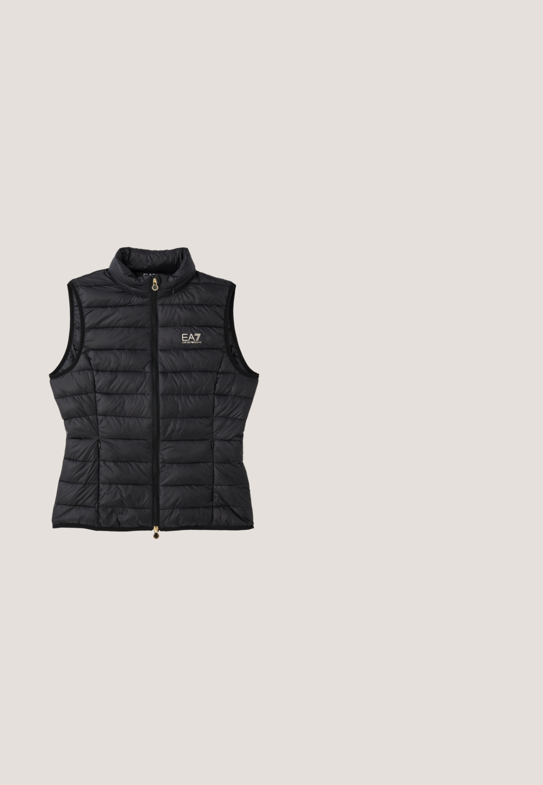 Chaleco sin mangas acolchado negro con diseño de acolchado, cuello alto, cremallera frontal, herrajes dorados y logo de EA7 en el lado izquierdo del pecho.; Sudadera beige hecha de tela suave, con cuello redondo. Presenta un logo EA7 destacado con detalles de piedras brillantes en la parte delantera.; Camiseta de algodón negra con escote redondeado, que presenta un diseño gráfico blanco y un logo en la parte delantera. Mangas cortas, corte relajado.; Pantalones deportivos negros con una silueta ajustada, cintura elástica y bolsillos laterales, presentando un sutil detalle de logo en la pierna izquierda.; Zapatilla deportiva con plataforma de cuero negro, suela blanca, texto dorado "Armani Exchange" en el lateral y logo estampado "AX" en el collar del talón y la suela.; Riñonera de cuero negro de Armani Exchange con cremallera y logo dorados, correa ajustable con detalle en los extremos dorados, sobre fondo blanco.