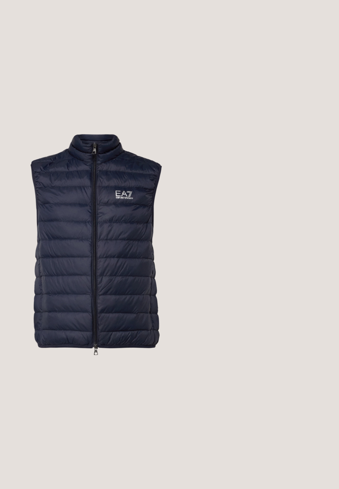 Gilet matelassé bleu marine avec un col haut, un design à côtes verticales et une fermeture éclair, arborant un logo sur la poitrine gauche.; T-shirt à manches longues en coton de couleur marine, avec un col rond et un petit logo EA7 blanc sur la poitrine gauche. Texture lisse.; Jean slim bleu foncé avec légère décoloration sur les cuisses, design cinq poches, bouton à l'avant et passants de ceinture sur fond blanc.; Baskets en cuir bleu marine avec semelle en caoutchouc blanche, bout arrondi et lacets assortis. Présente un logo subtil sur le côté extérieur.; Lunettes de soleil rectangulaires bleues avec des verres teintés foncés et un logo discret sur la branche, présentées sur un fond blanc.; Petite pochette gris foncé compacte avec poche avant zippée, logo en métal, et sangle tissée imprimée avec "EMPORIO."