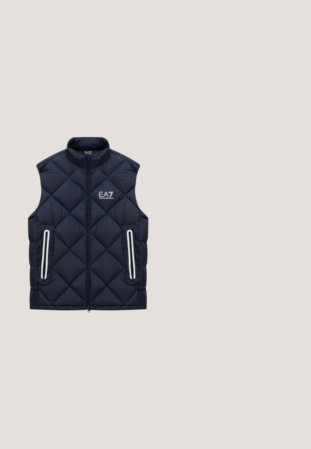 Laikku sininen villatakki ilman hihoja, jossa on edessä vetoketju, vetoketjutaskut ja valkoinen EA7 Emporio Armani -logo rinnassa.; T-paita pitkähihaisena, laivastonsininen, 100% puuvillasta valmistettu, pyöreä pääntie ja pieni valkoinen EA7-logo vasemmassa rinnassa. Laaja kangas.; Vaaleansinisiä farkkuja suoran lahkeen muotoilulla, jossa on klassinen viisi taskua -asettelu ja hopeanväriset yksityiskohdat vyötäröllä.; Taupea matala-päällinen lenkkari nauhoilla, valkoisella pohjalla ja pienellä merkin logolla nauhojen lähellä, esitetty sivuprofiilissa neutraalilla taustalla.; Siniset suorakaiteen muotoiset aurinkolasit, joissa on tummennetut linssit ja hillitty logo sankassa, esillä valkoisella taustalla.; Sininen suorakaiteen muotoinen olkalaukku, jossa toistuva kotkakuvio ja säädettävä tummanruskea hihna, vetoketjullinen yläosa ja etuosassa logopläjäys.