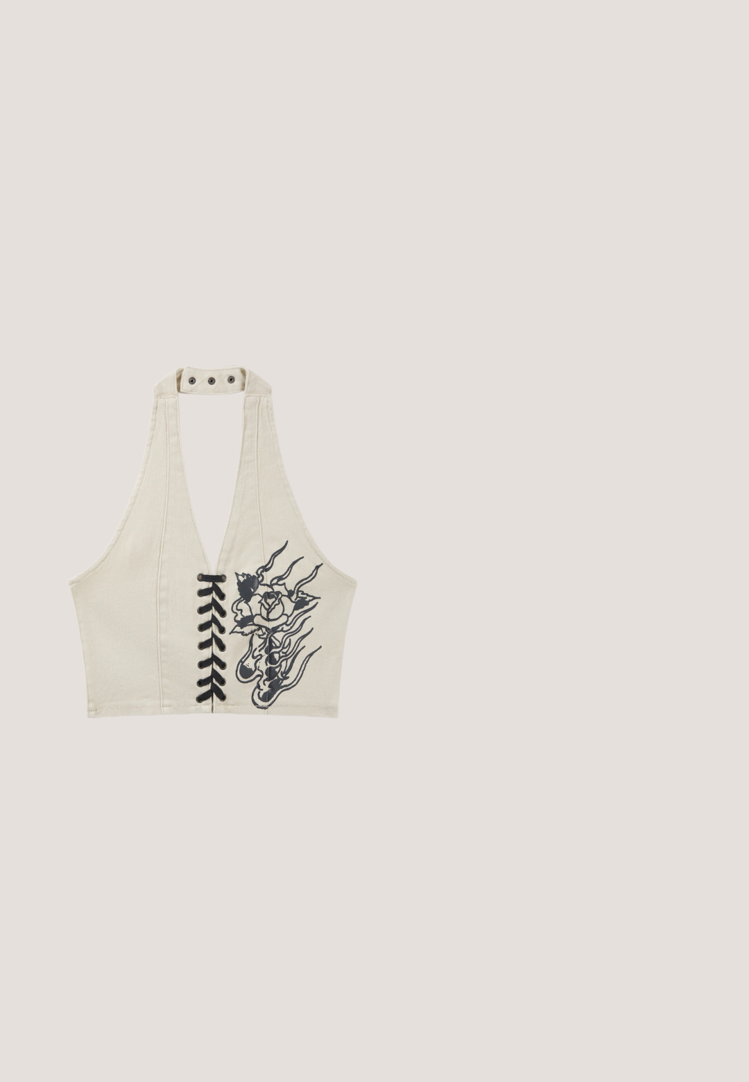 Beige halter-croptop med sort snørrelukning foran og sort blomstret flammedesign på højre side.; Sort skinnende haltertop med trekantet form, bundet ved halsen med tynde stropper, med synlige syninger langs kanterne.; Kremfarvede hæklet strikkede bukser med blomster- og gittermønstre, med en tætsiddende talje og vide ben.; Sort klipklap med perforerede sidehuller, lavet af et letvægts plastmateriale. Har en bagrem og en struktureret sål.; Skildpaddedesolbriller med rektangulære linser, tykke stel og mørkt tonede linser. Glat tekstur og minimalistisk design.; Sort-hvidt mønstret håndtaske med en struktureret form, der har metalliske spænder, metaløjer og et blødt tekstureret stof. Justerbare håndtag.